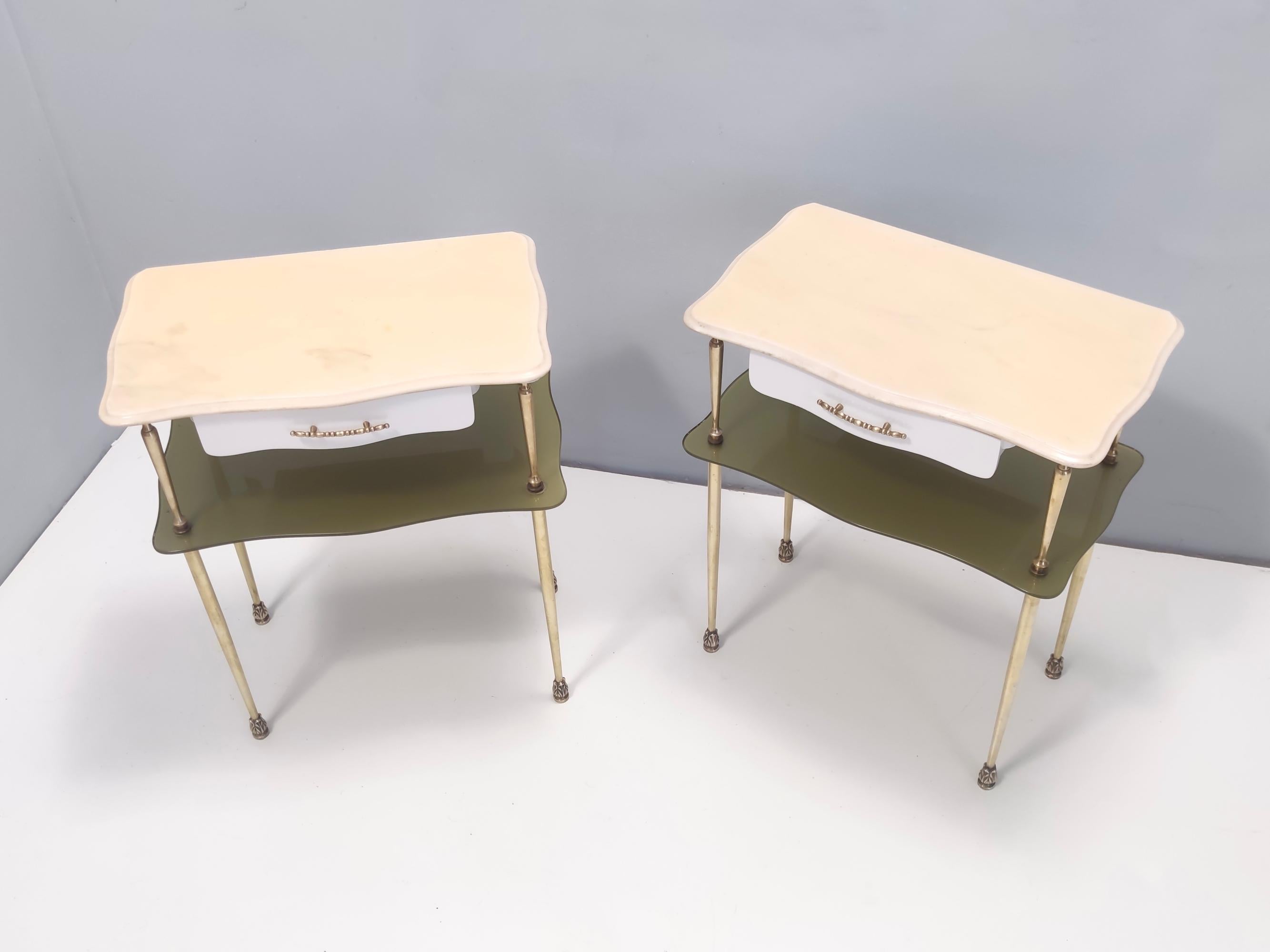 Italian Pair of White Lacquered Nightstands with Marble Tops and Glass Shelves, Italy For Sale