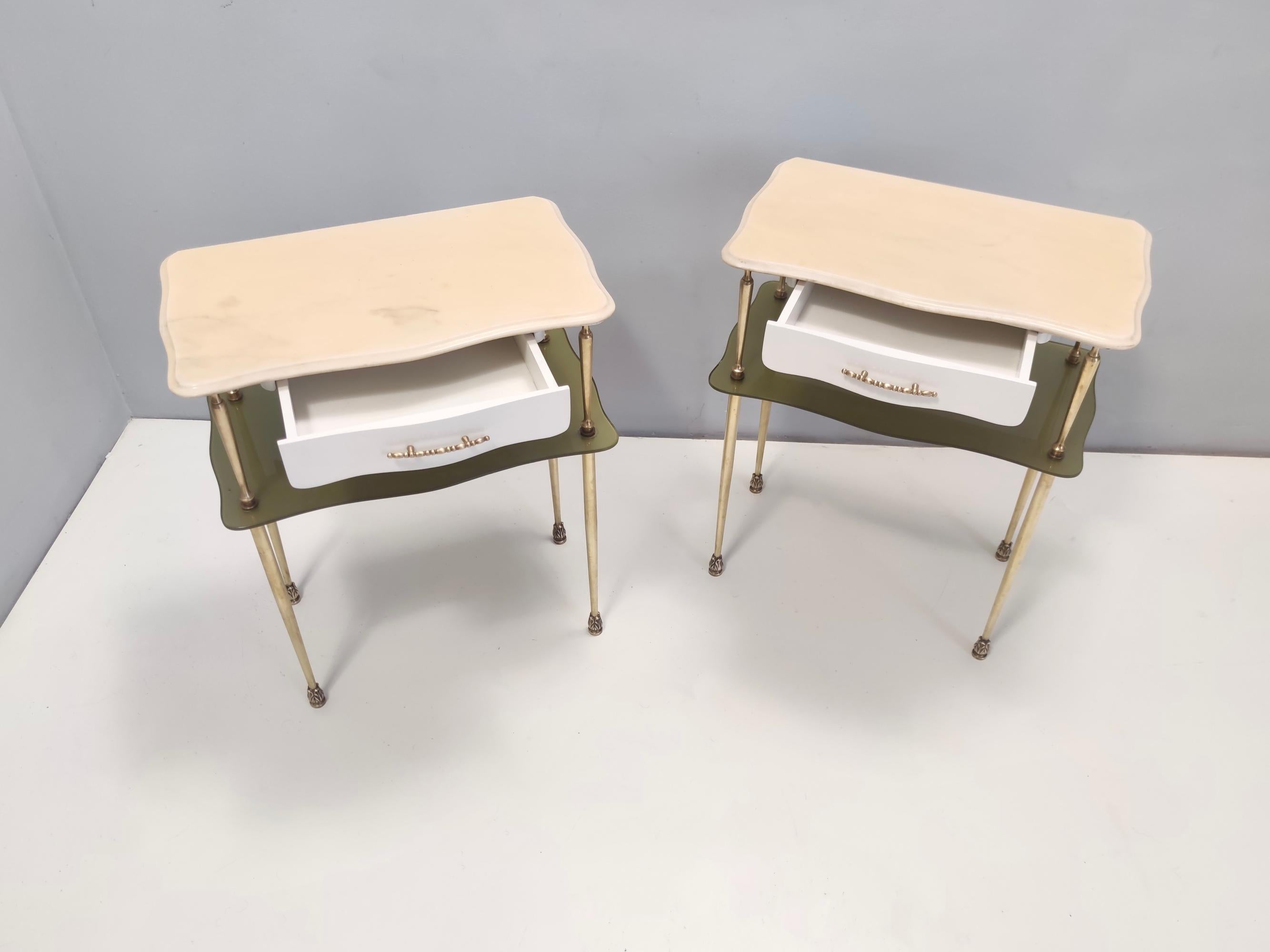 Laqué Paire de tables de nuit laquées blanches avec plateau en marbre et étagères en verre, Italie en vente