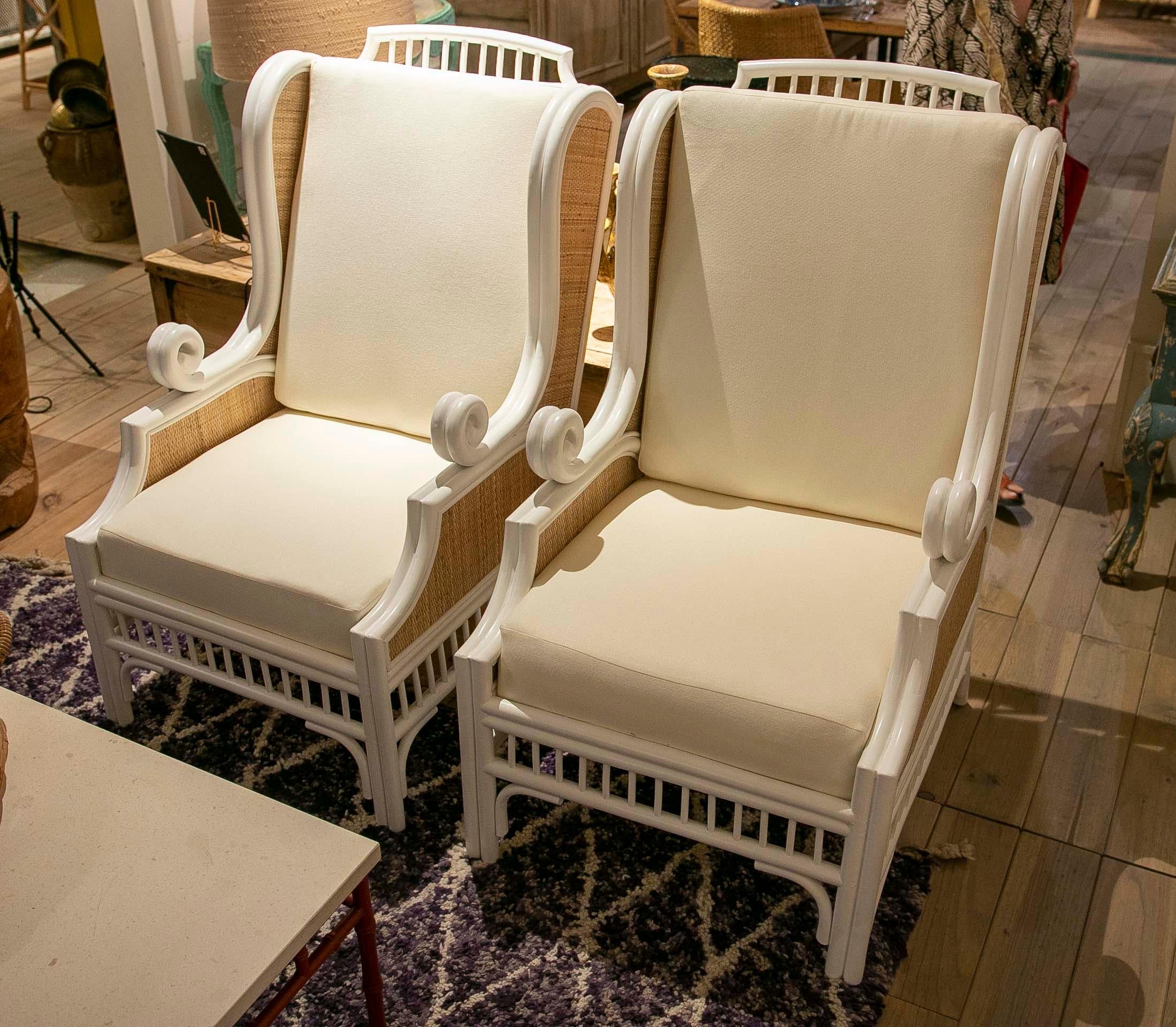 Pair of White Lacquered Rattan Armchairs Lined on the Sides with Cushions In Good Condition For Sale In Marbella, ES