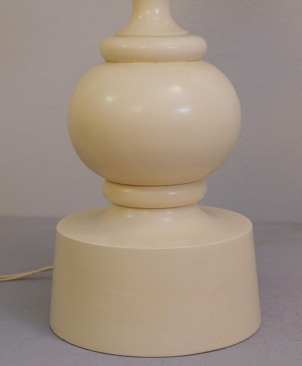 Pair of White Lacquered Turned Wood Lamps In Good Condition In Brussels , BE