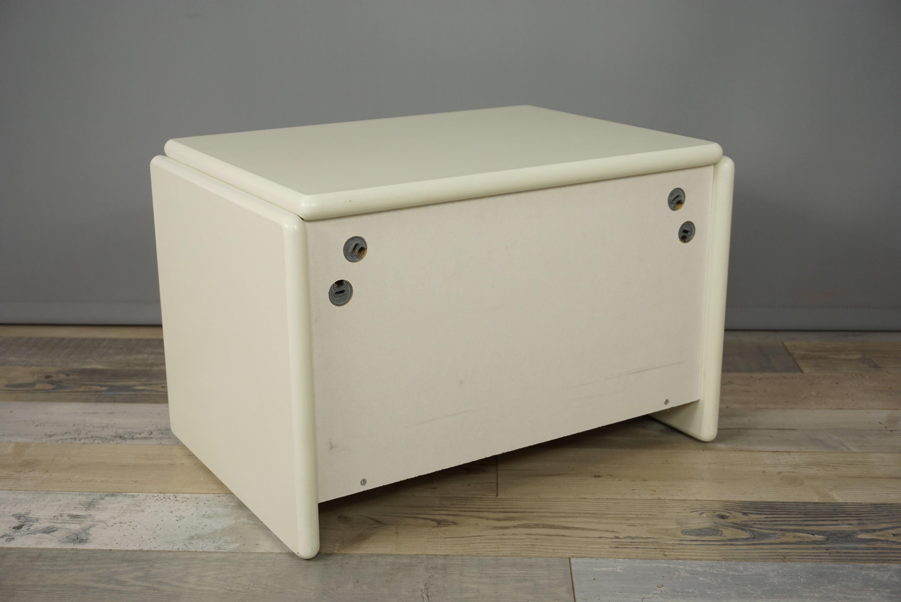 Pair of White Lacquered Wooden Bedside Tables 3