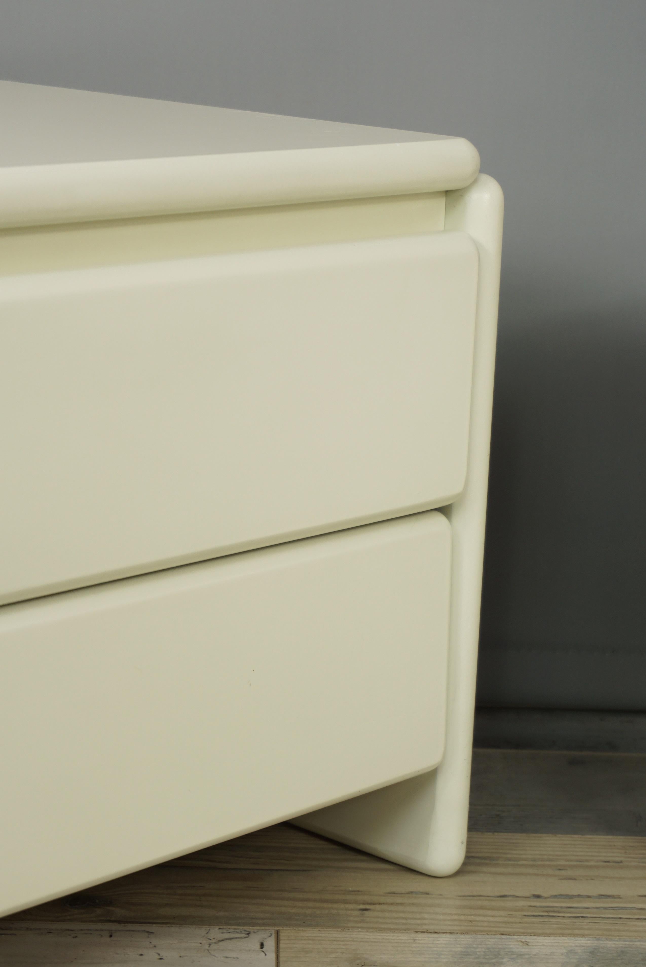 Pair of White Lacquered Wooden Bedside Tables In Excellent Condition In Tourcoing, FR