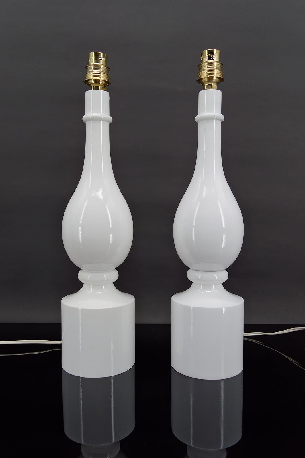 Pair of white lamps by Philippe Capelle
France, Circa 1970
Stamp under the base.

In white lacquered wood.
In very good condition, electricity OK.

Dimensions:
height 40 cm
diameter 10 cm