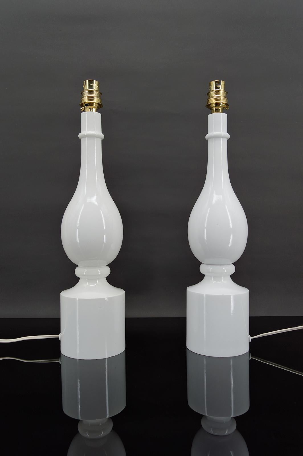 Hollywood Regency Pair of white lamps by Philippe Capelle, France, Circa 1970 For Sale