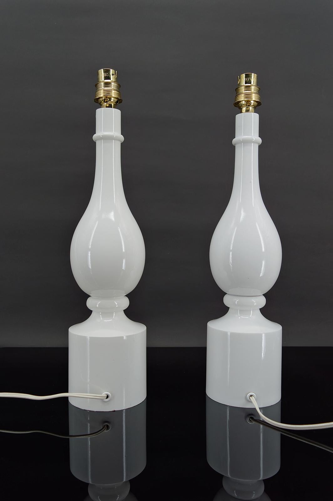 Hollywood Regency Paire de lampes blanches de Philippe Capelle, France, vers 1970 en vente