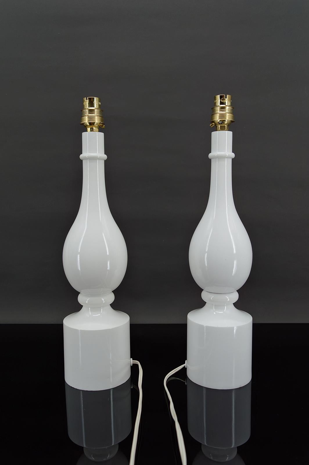 Pair of white lamps by Philippe Capelle, France, Circa 1970 In Good Condition For Sale In VÉZELAY, FR