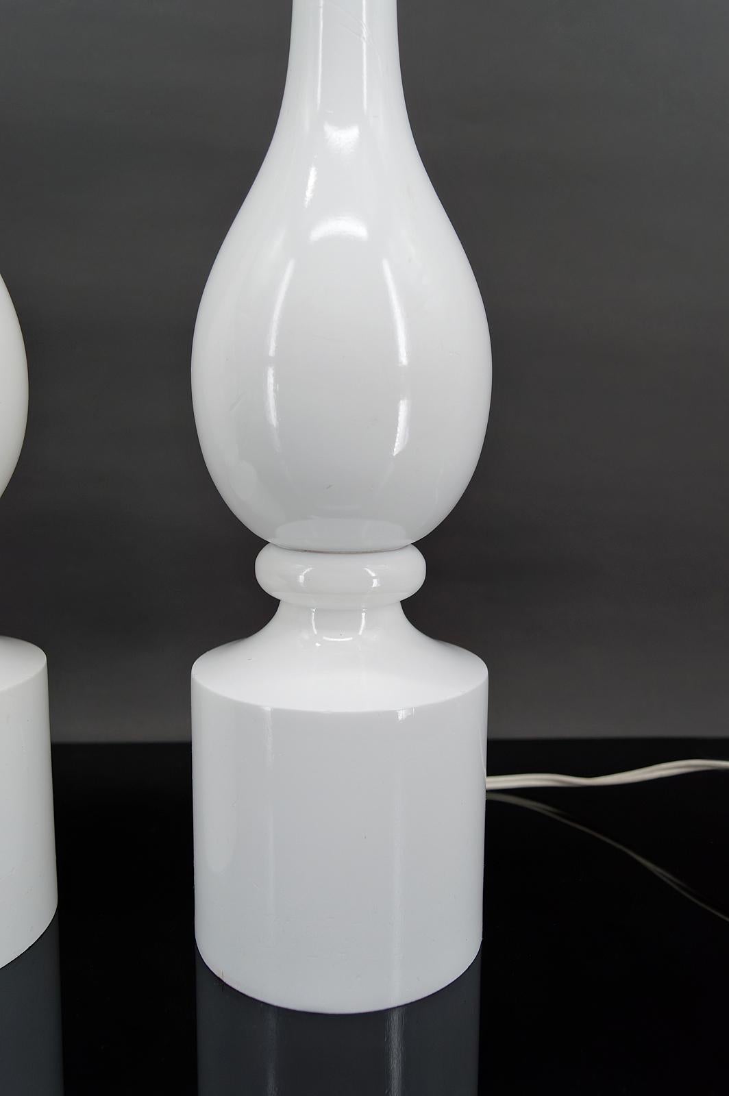 Paire de lampes blanches de Philippe Capelle, France, vers 1970 Bon état - En vente à VÉZELAY, FR