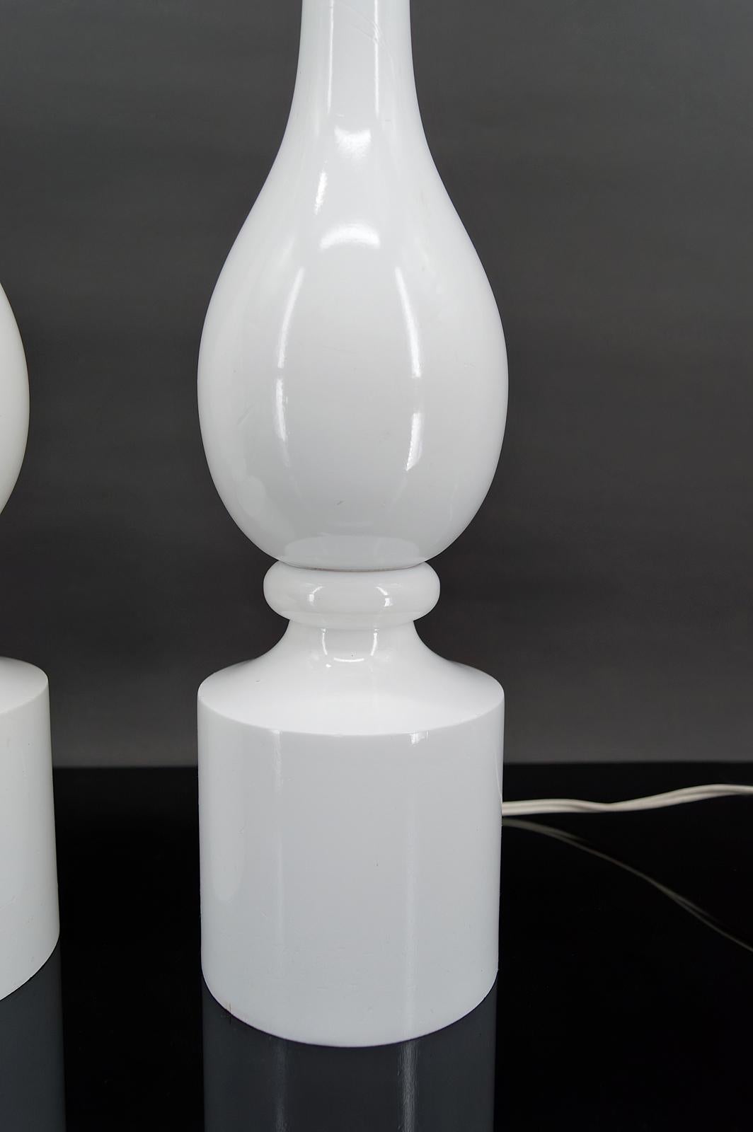 Fine XX secolo Coppia di lampade bianche di Philippe Capelle, Francia, CIRCA 1970 in vendita