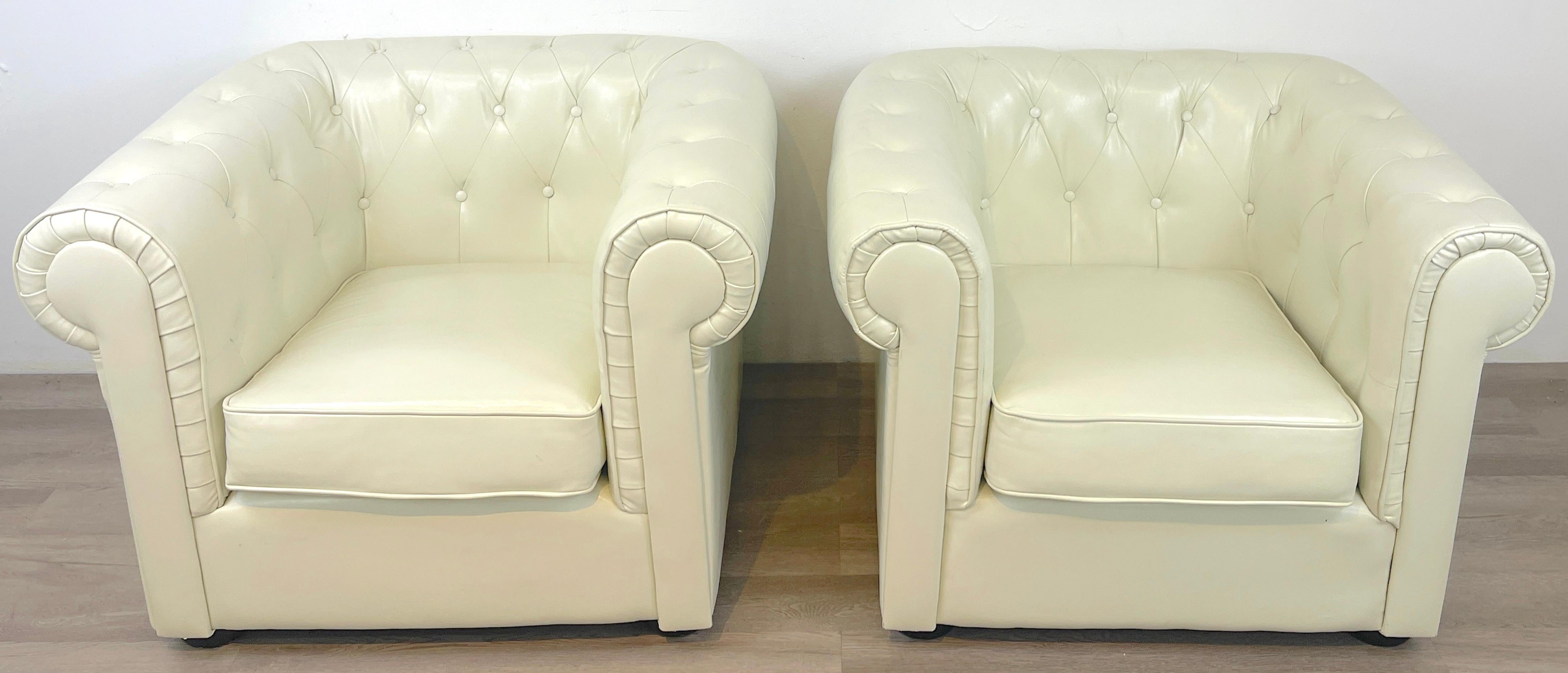 Paar Chesterfield-Clubsessel aus weißem Leder, jeweils großzügig dimensioniert, mit gerollten Armlehnen, getuftete durchgehende Rückenlehne. Ausgezeichneter Vintage-Zustand, bereit zum Aufstellen.
Jeder Stuhl ist 40