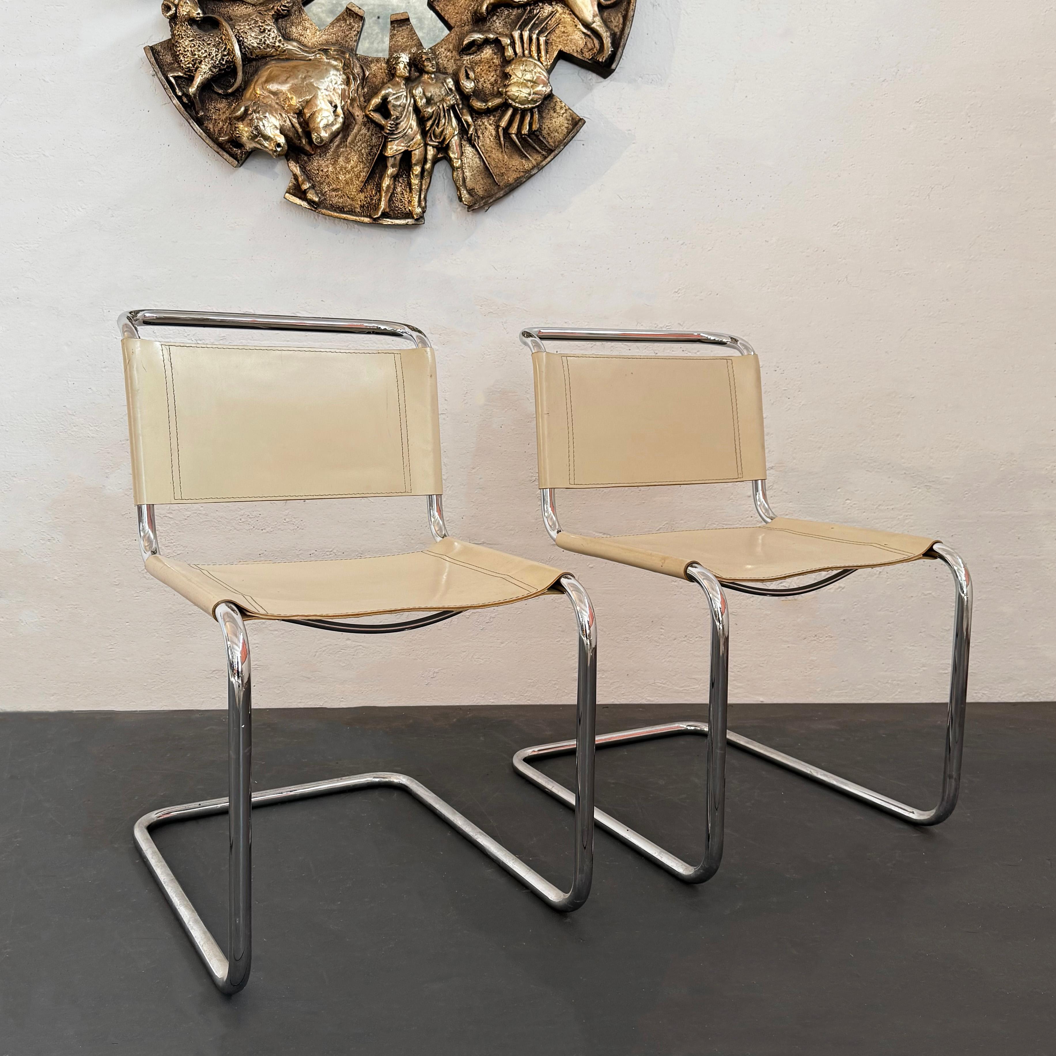 Questa coppia di sedie a sbalzo della fine del XX secolo di Mart Stam è un classico esempio di design Bauhaus, introdotto per la prima volta nel 1926. Le sedie sono caratterizzate da una struttura a sbalzo in tubi d'acciaio cromato con sedile e