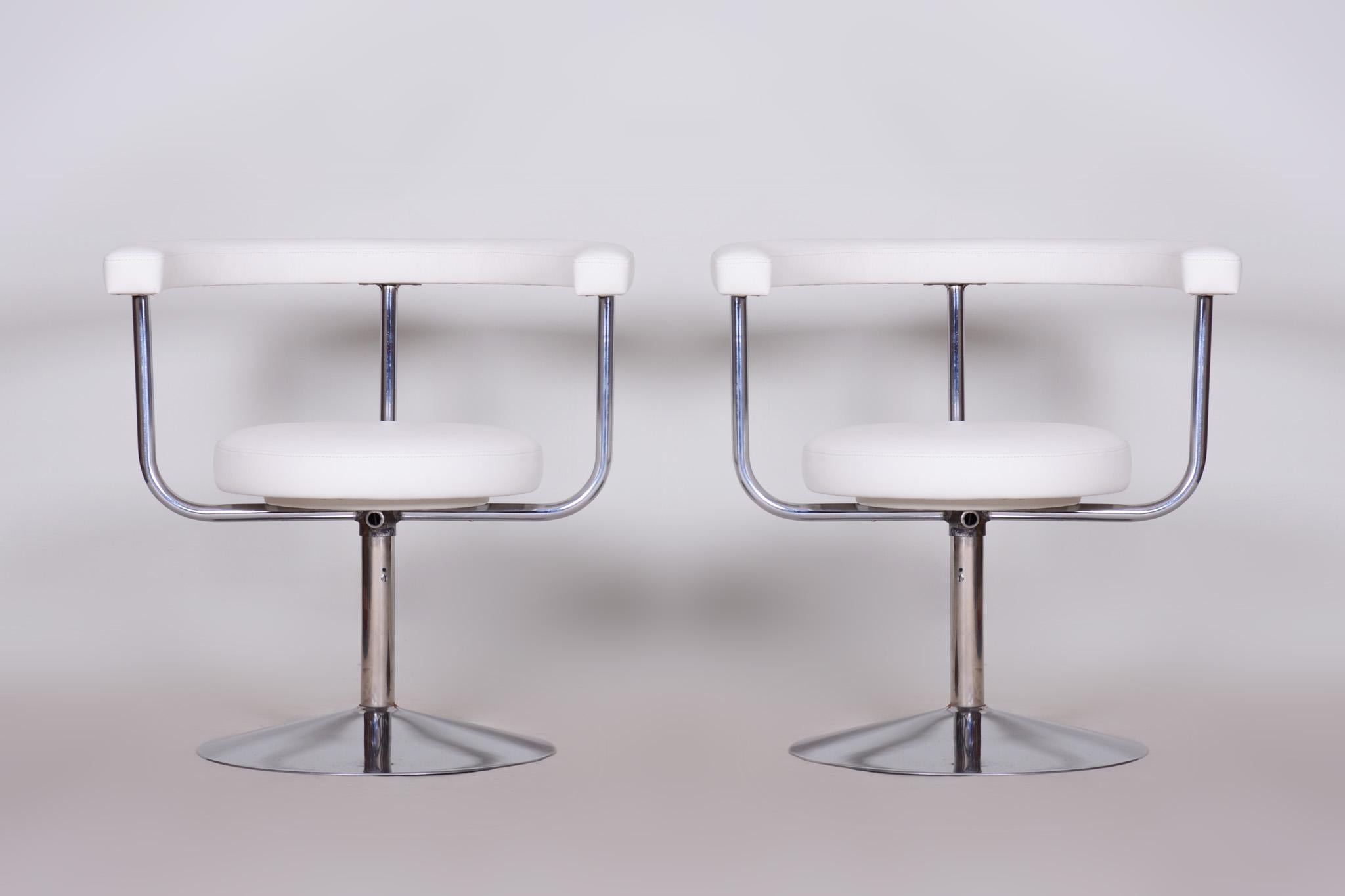 Paire de fauteuils pivotants en cuir blanc de haute qualité fabriqués en République tchèque dans les années 1940 et restaurés professionnellement par notre équipe.
Matériau : Bois laqué et acier chromé
Source : Tchécoslovaquie
Période : 1930-1939.