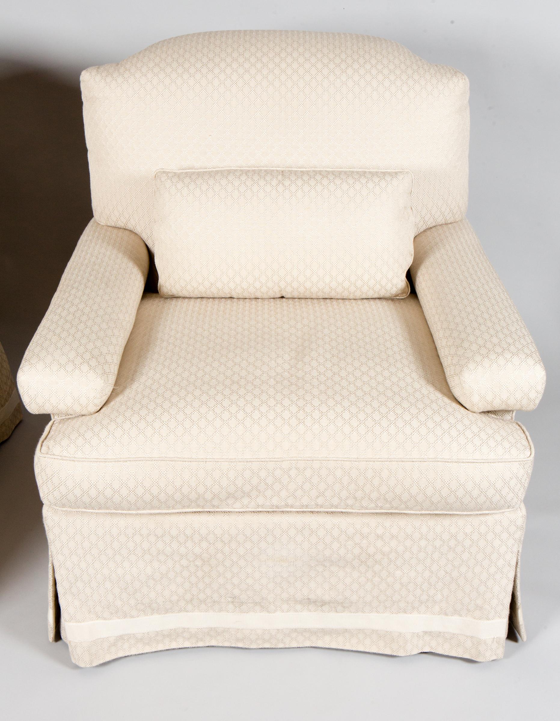 Américain Paire de fauteuils club en lin blanc en vente
