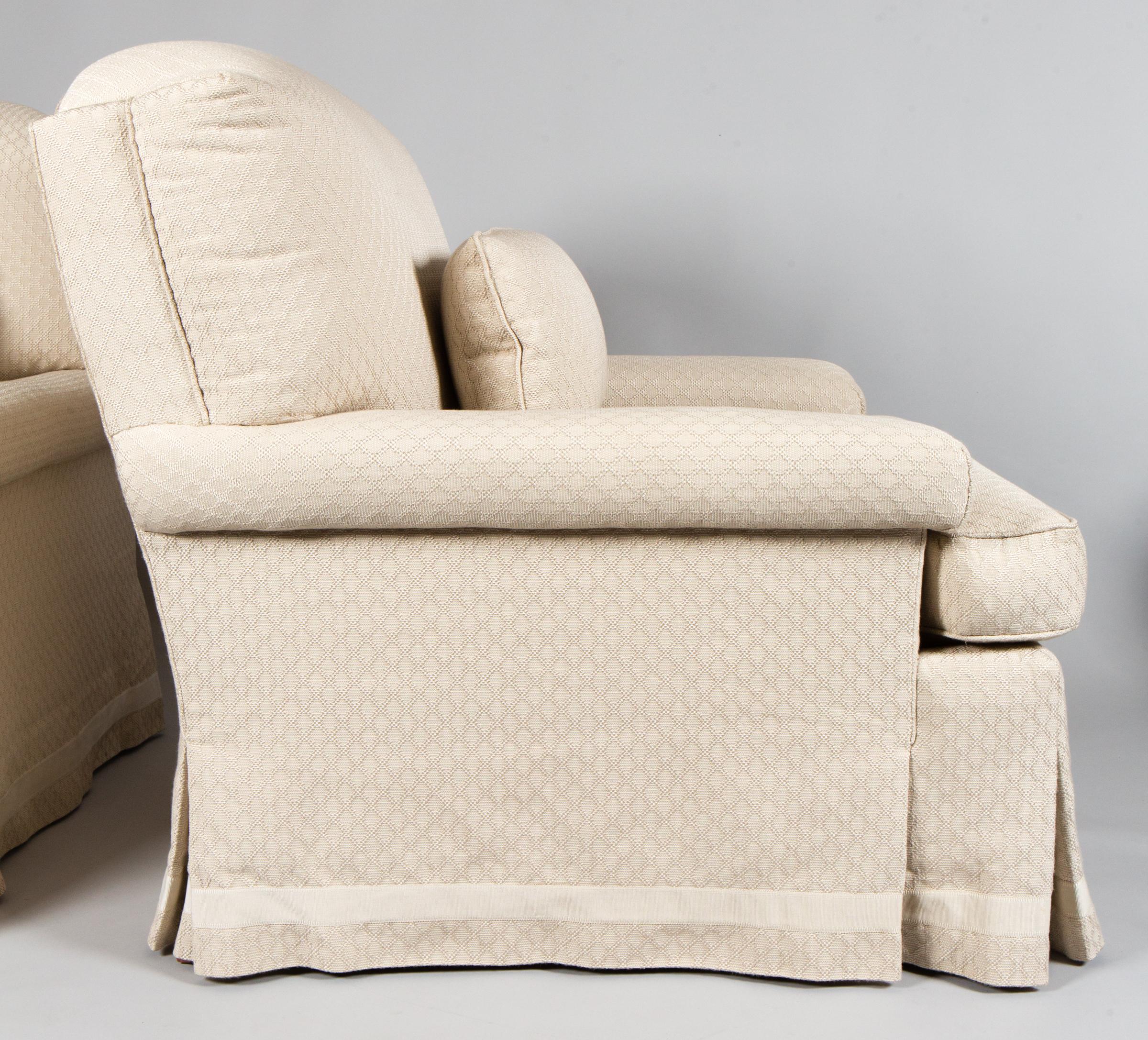 20ième siècle Paire de fauteuils club en lin blanc en vente