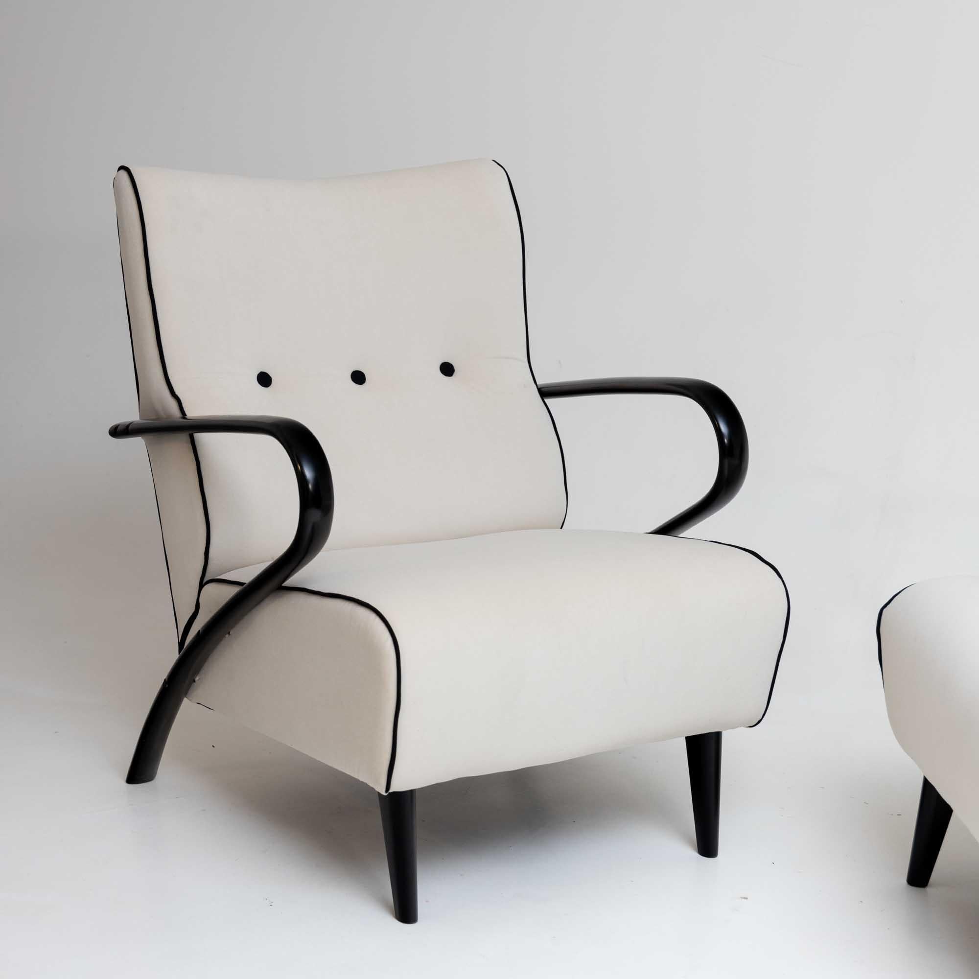 Mid-Century Modern Pair of white Lounge Chairs with black Armrests, Italy 1950s For Sale