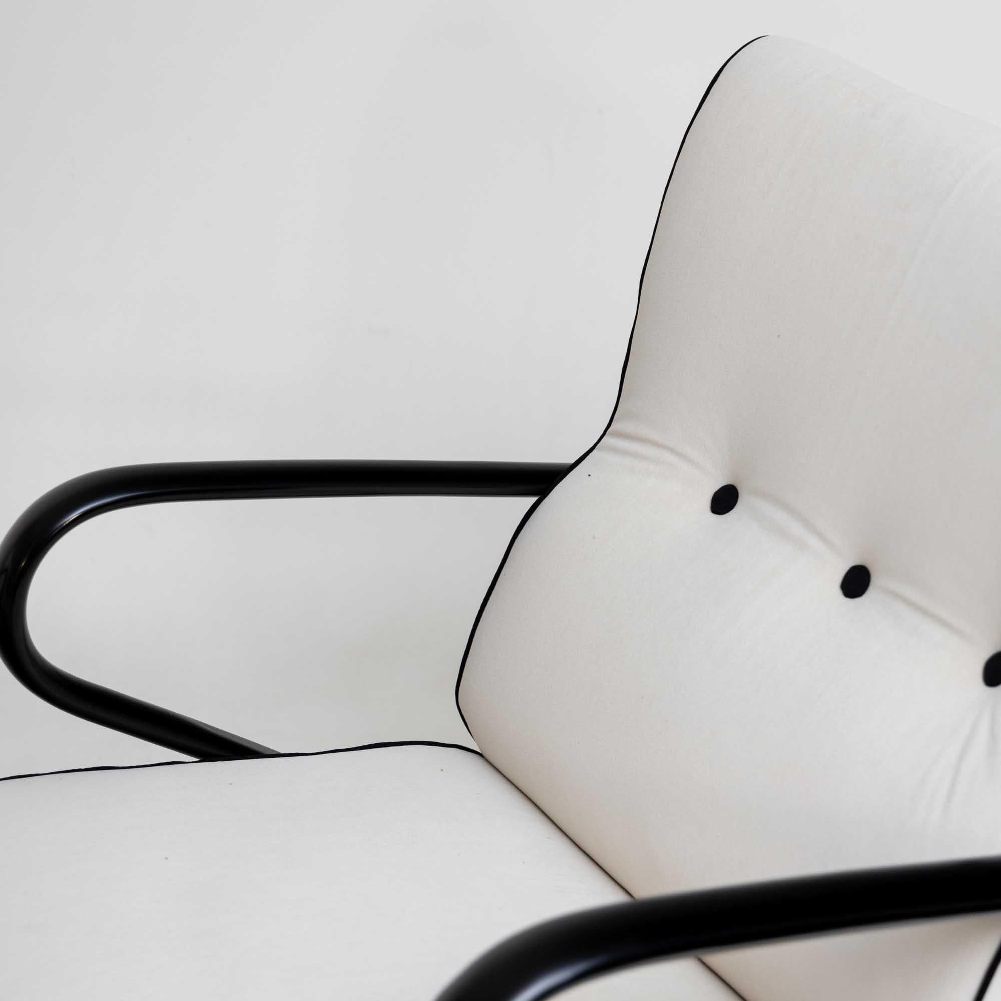 Polished Pair of white Lounge Chairs with black Armrests, Italy 1950s For Sale