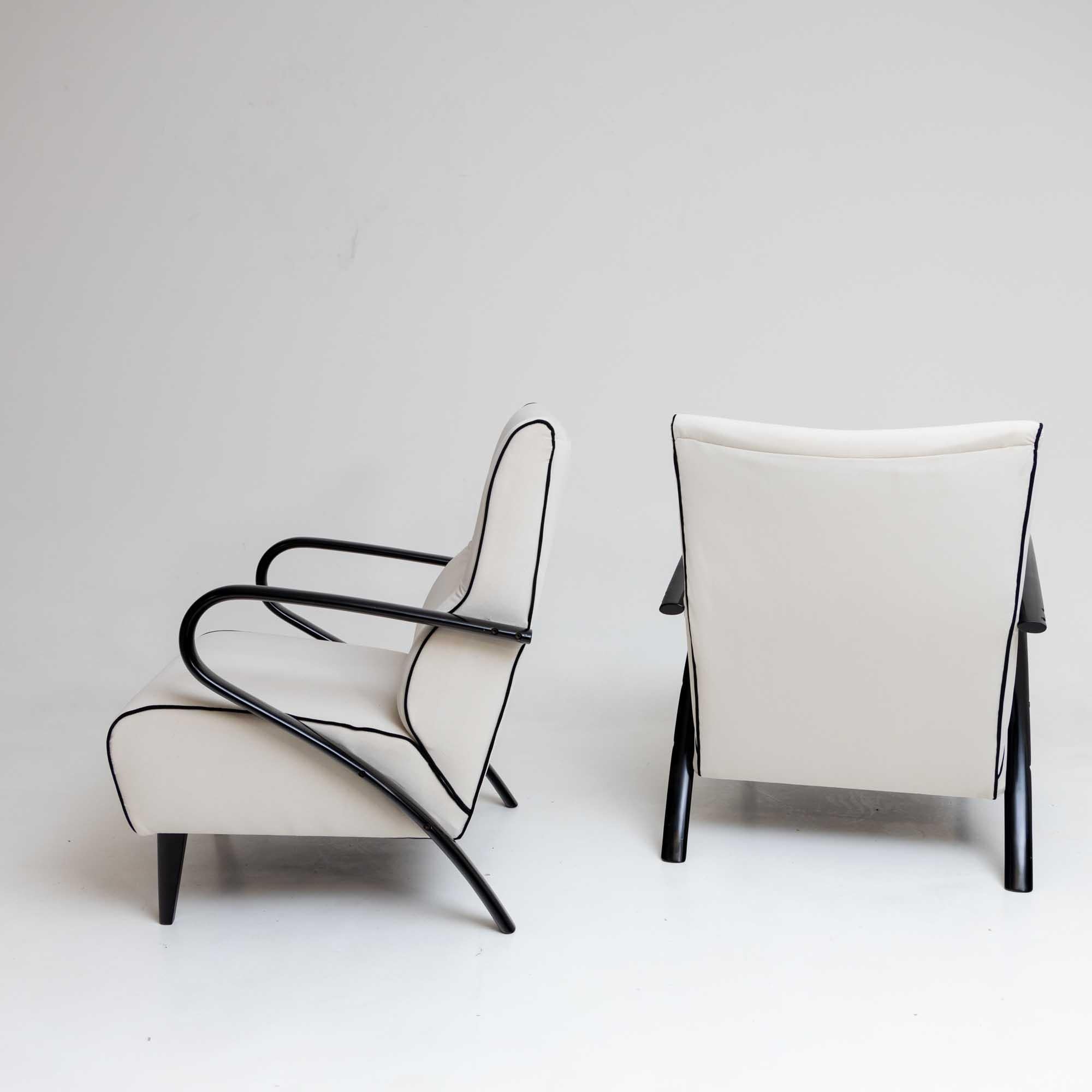 Mid-20th Century Pair of white Lounge Chairs with black Armrests, Italy 1950s For Sale