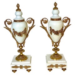 Ein Paar Urnen „Cassolette“ aus weißem Marmor und Goldbronze