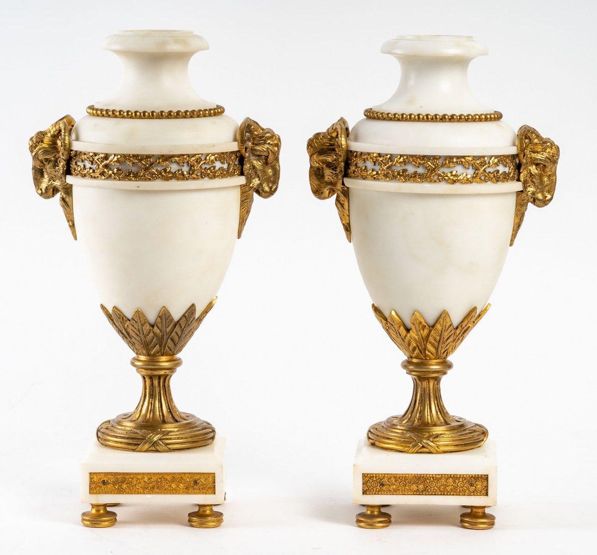 A pair of white marble Cassolettes with ormolu decoration, Louis XVI style. Napoleon III period, late 19th century
In perfect condition
Measures: H: 35 cm, W: 19 cm, D: 14 cm.