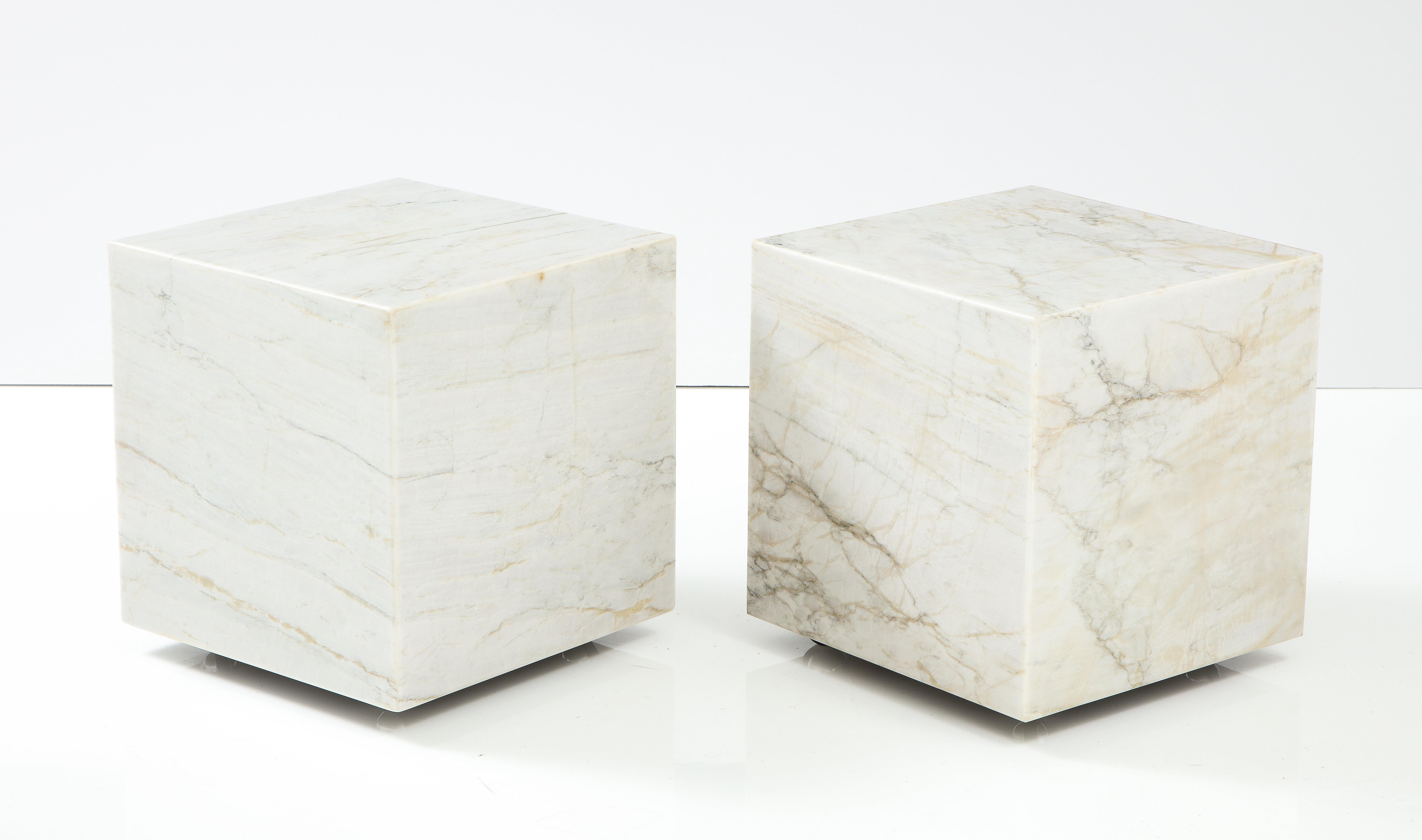 Moderne Paire de tables cubiques en marbre blanc en vente
