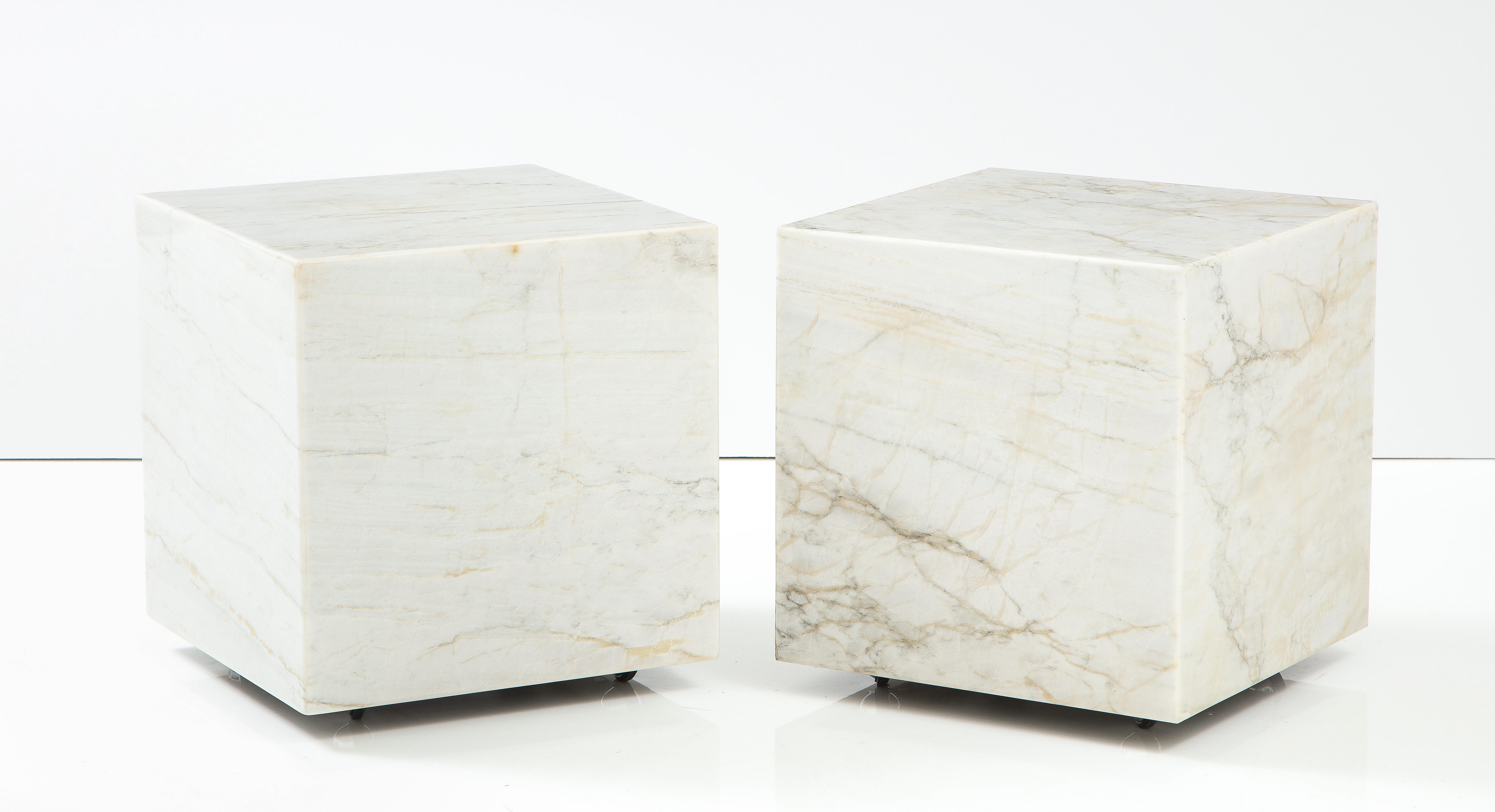 Paire de tables cubiques en marbre blanc Bon état - En vente à New York, NY