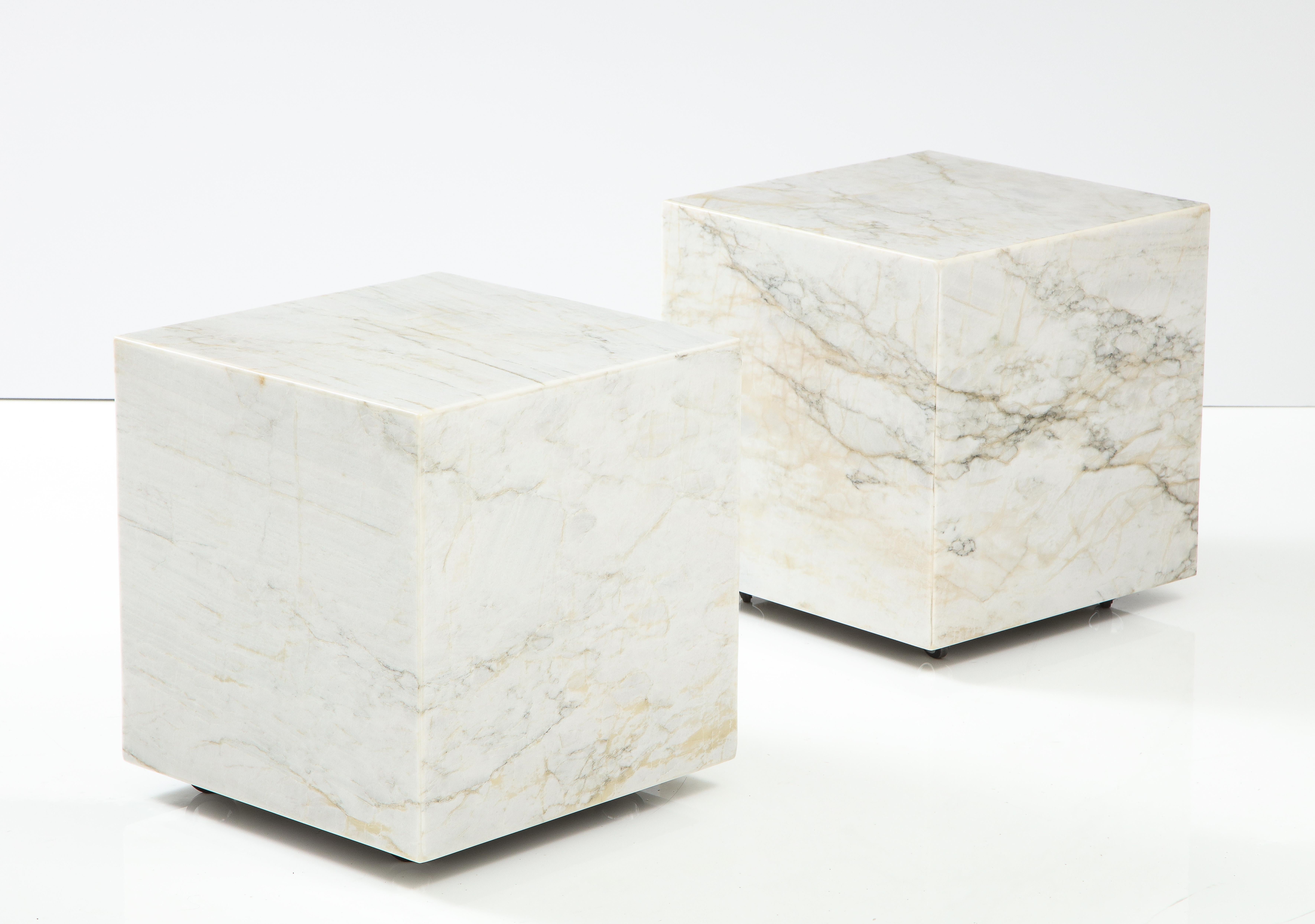 Paar Würfeltische aus weißem Marmor (21. Jahrhundert und zeitgenössisch) im Angebot
