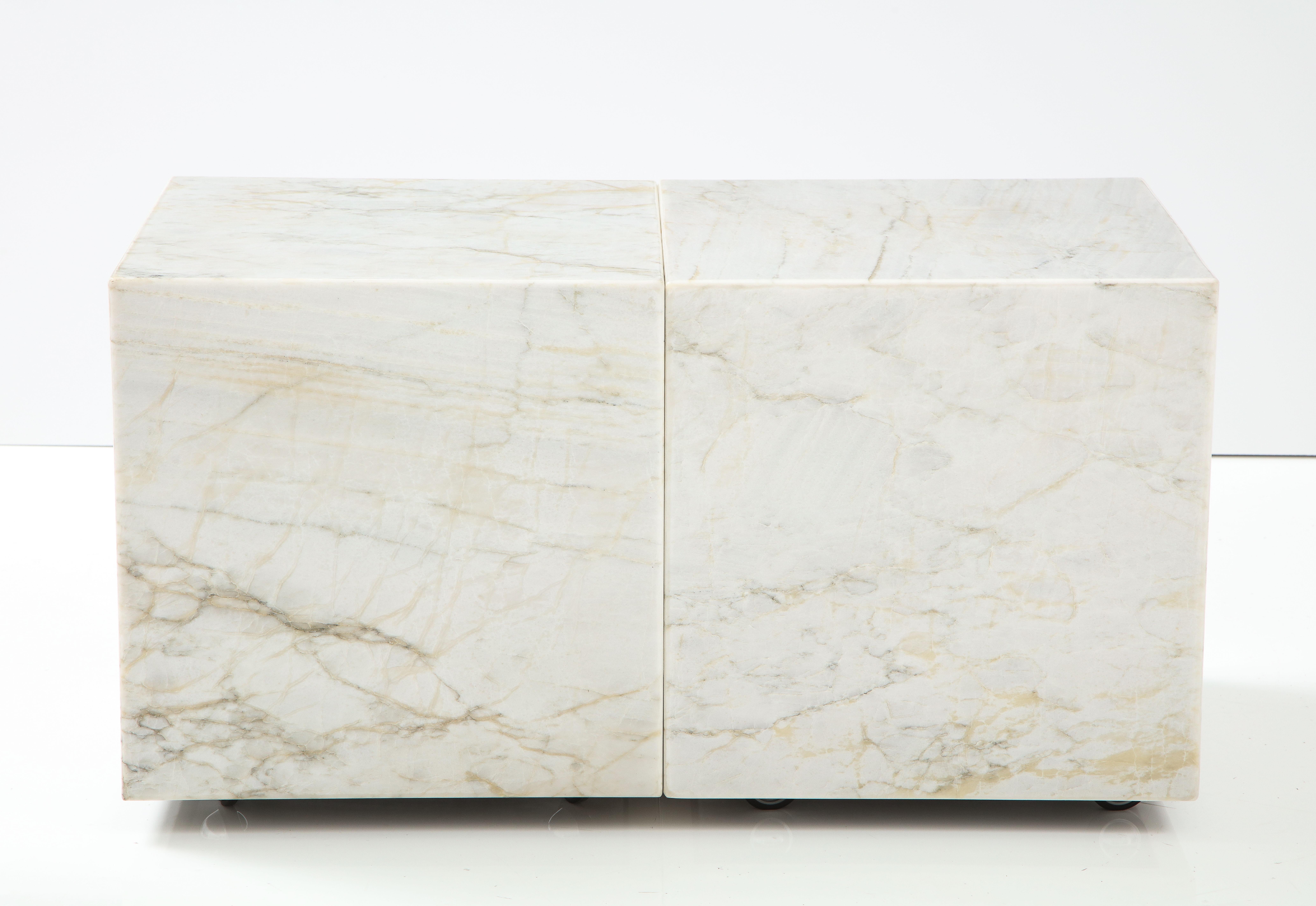 Pair of White Marble Cube Tables In Good Condition For Sale In New York, NY