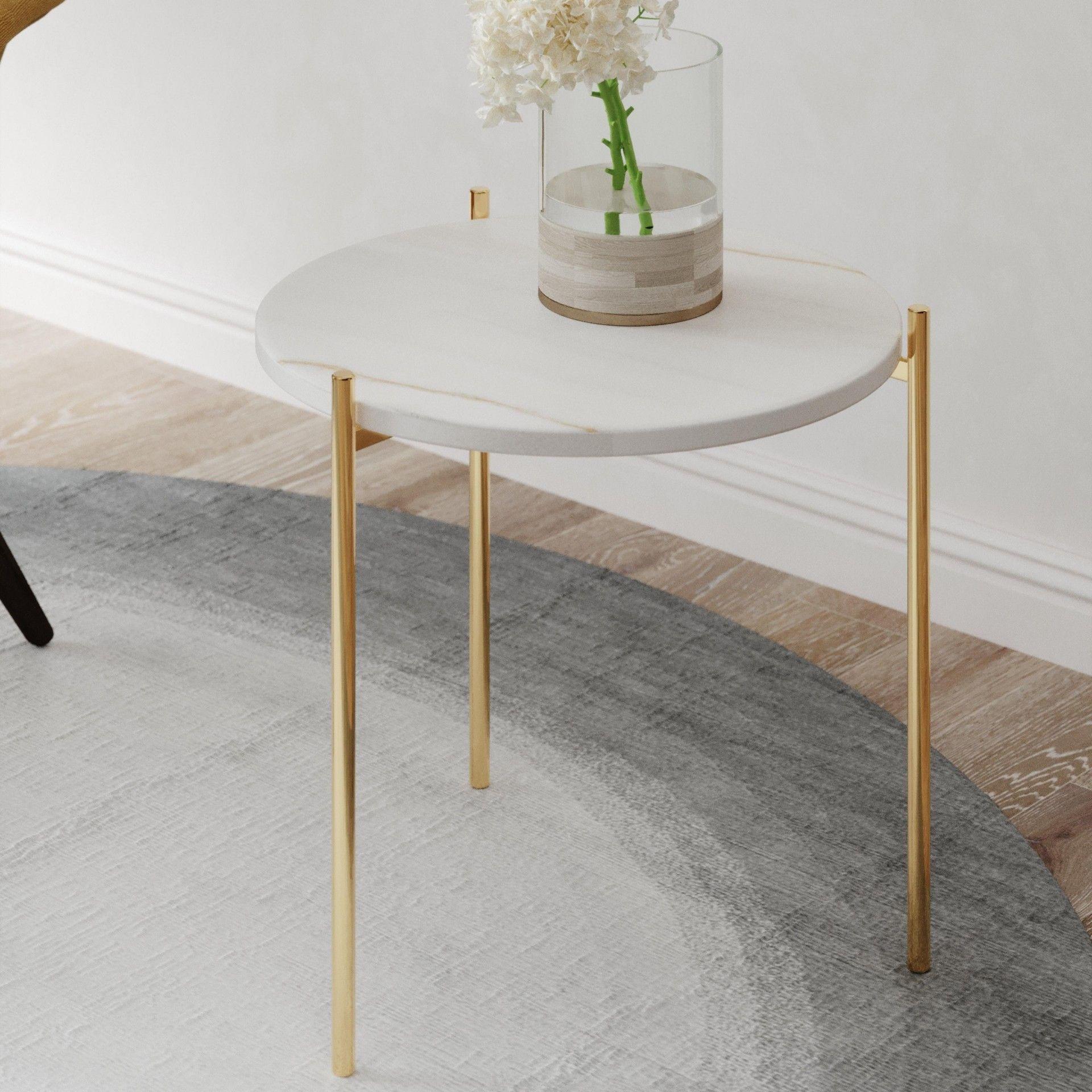 Paire de tables d'appoint en marbre blanc et or en vente 1