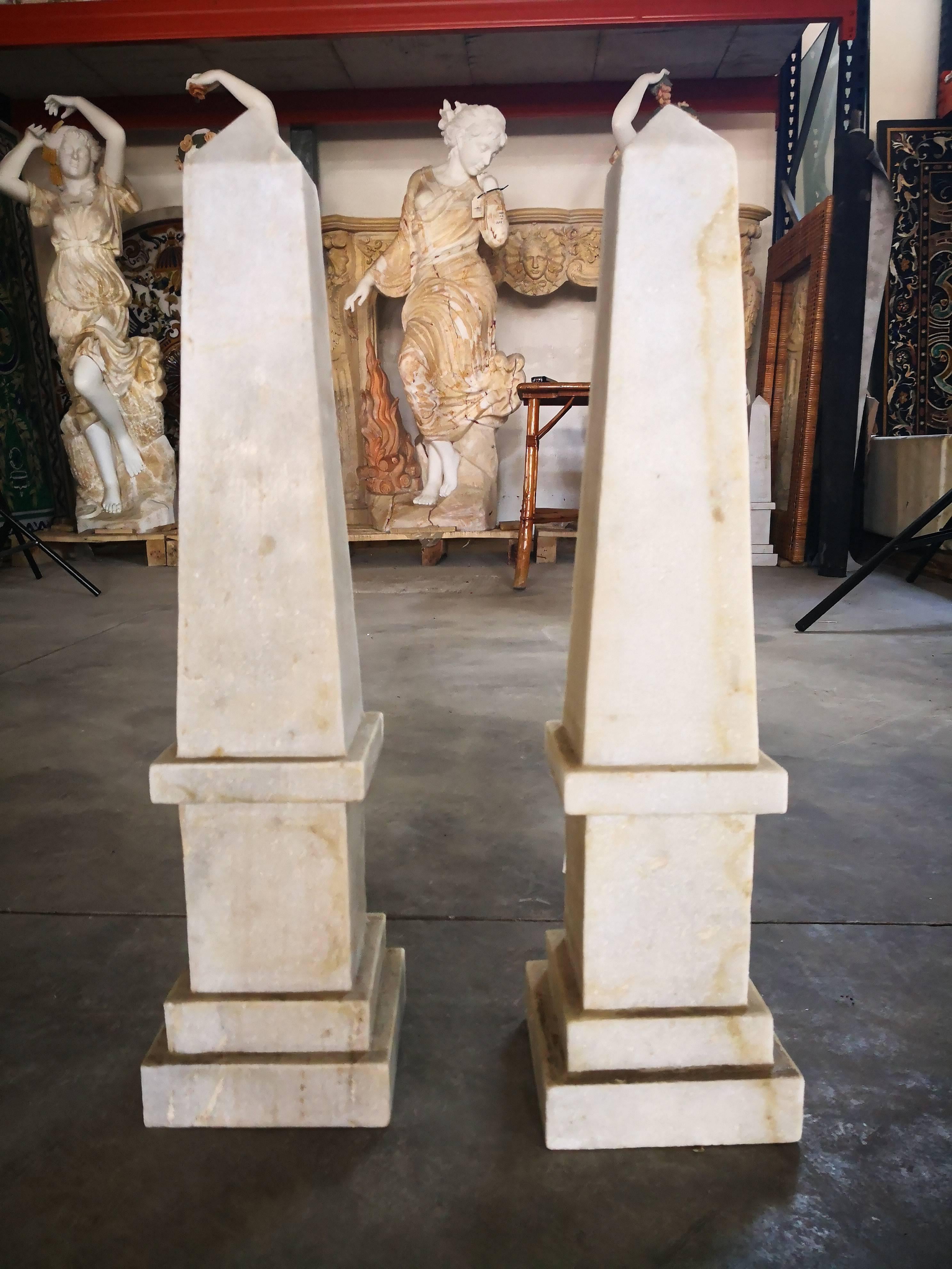 Paar neoklassizistische geometrische Obelisken aus weißem Marmor.