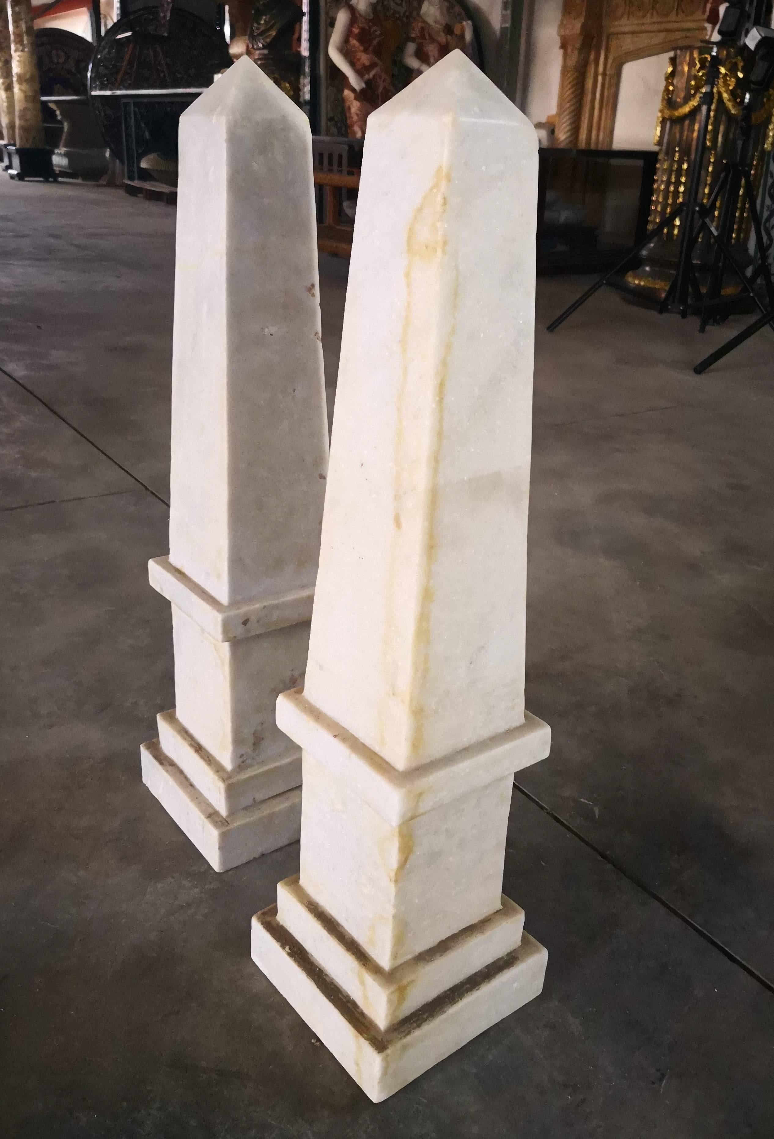 Fin du 20e siècle Paire d'obélisques en marbre blanc en vente
