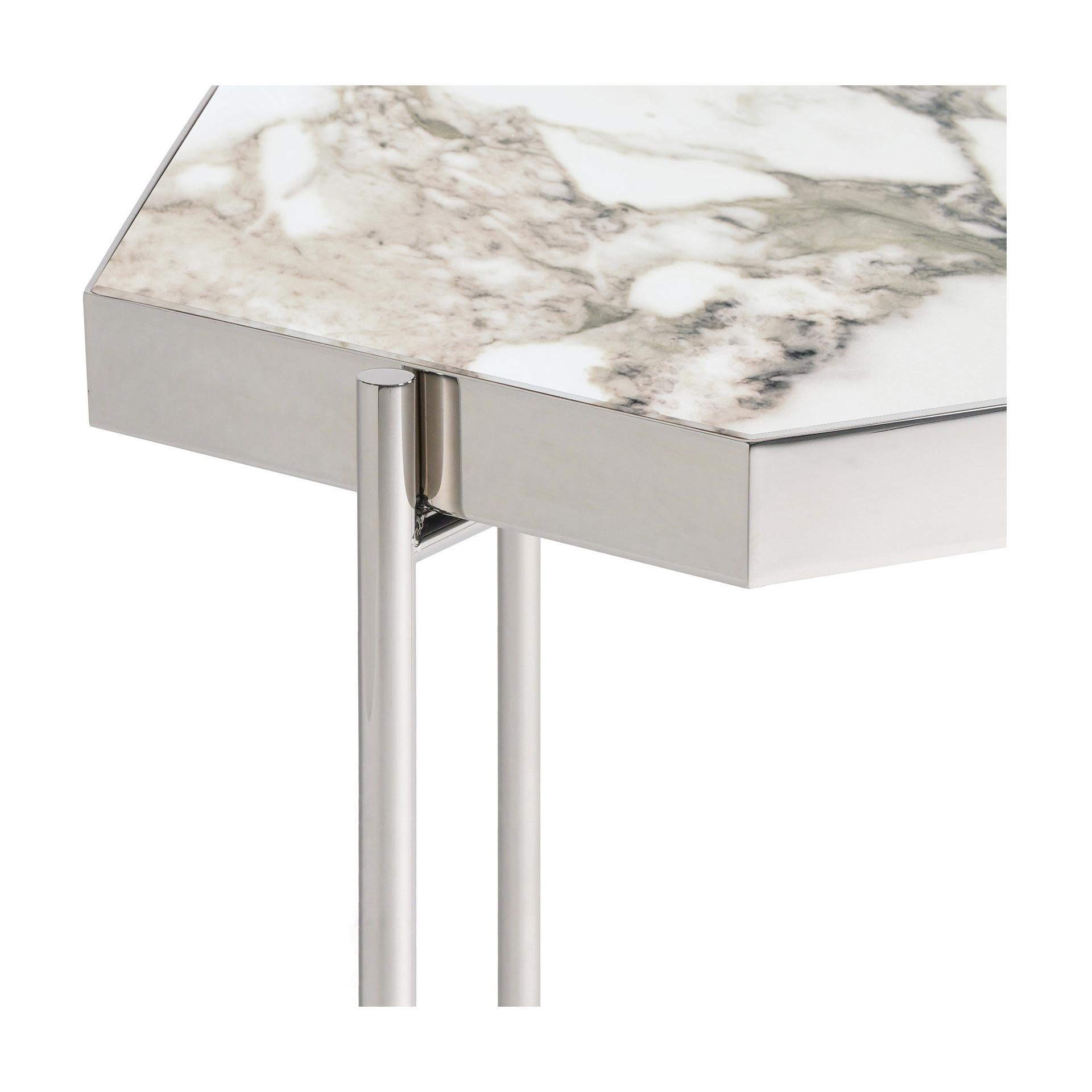 Portugais Paire de tables hexagonales d'appoint en acier inoxydable et marbre blanc en vente