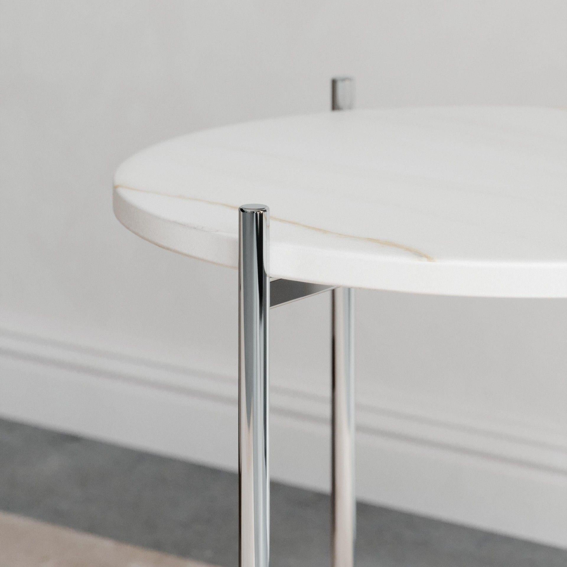 Paire de tables d'appoint en acier inoxydable et marbre blanc en vente 4