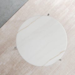 Paire de tables d'appoint en marbre blanc et acier inoxydable