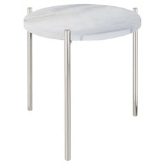 Paire de tables d'appoint en acier inoxydable et marbre blanc