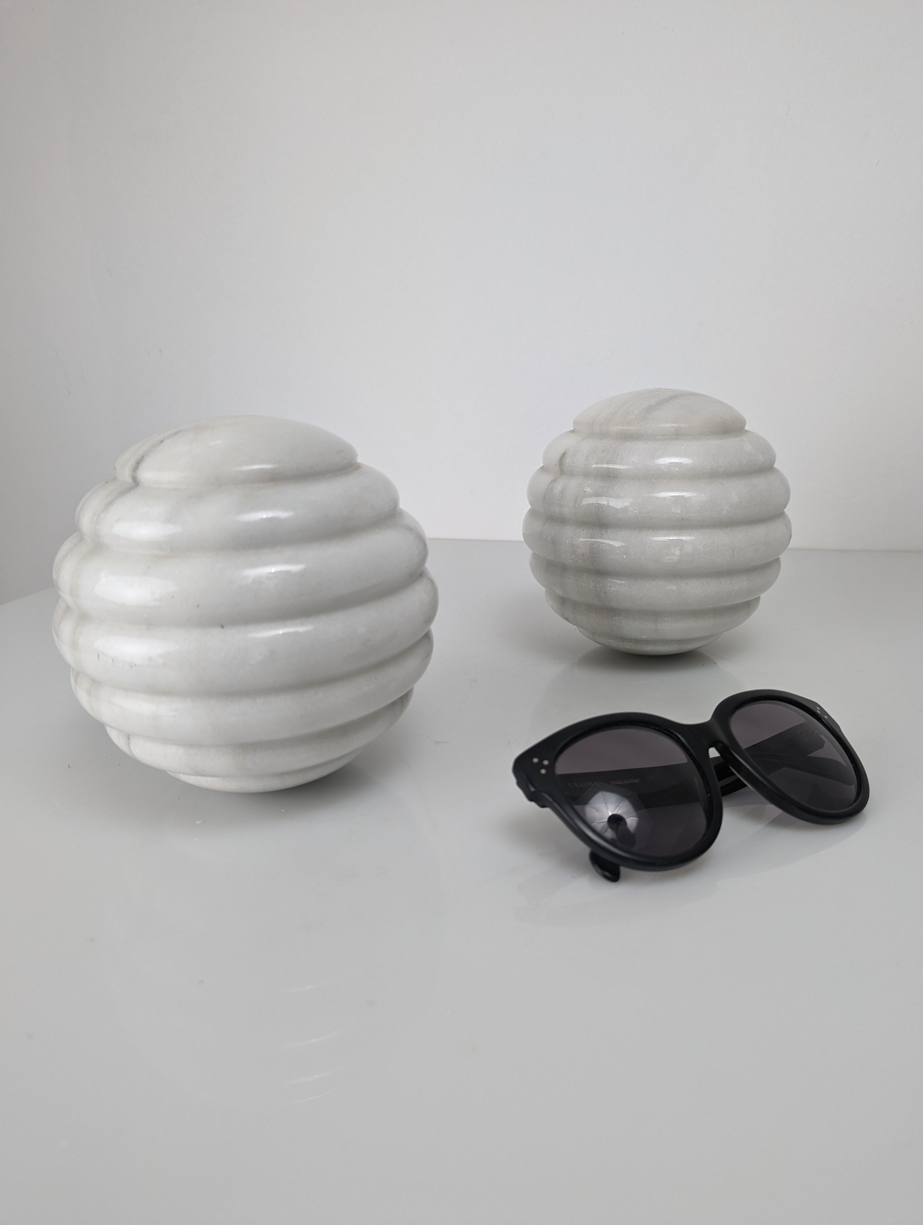 Fantastic pair of balls for stair tops in carved white marble.
Unit weight: 4.6kg.