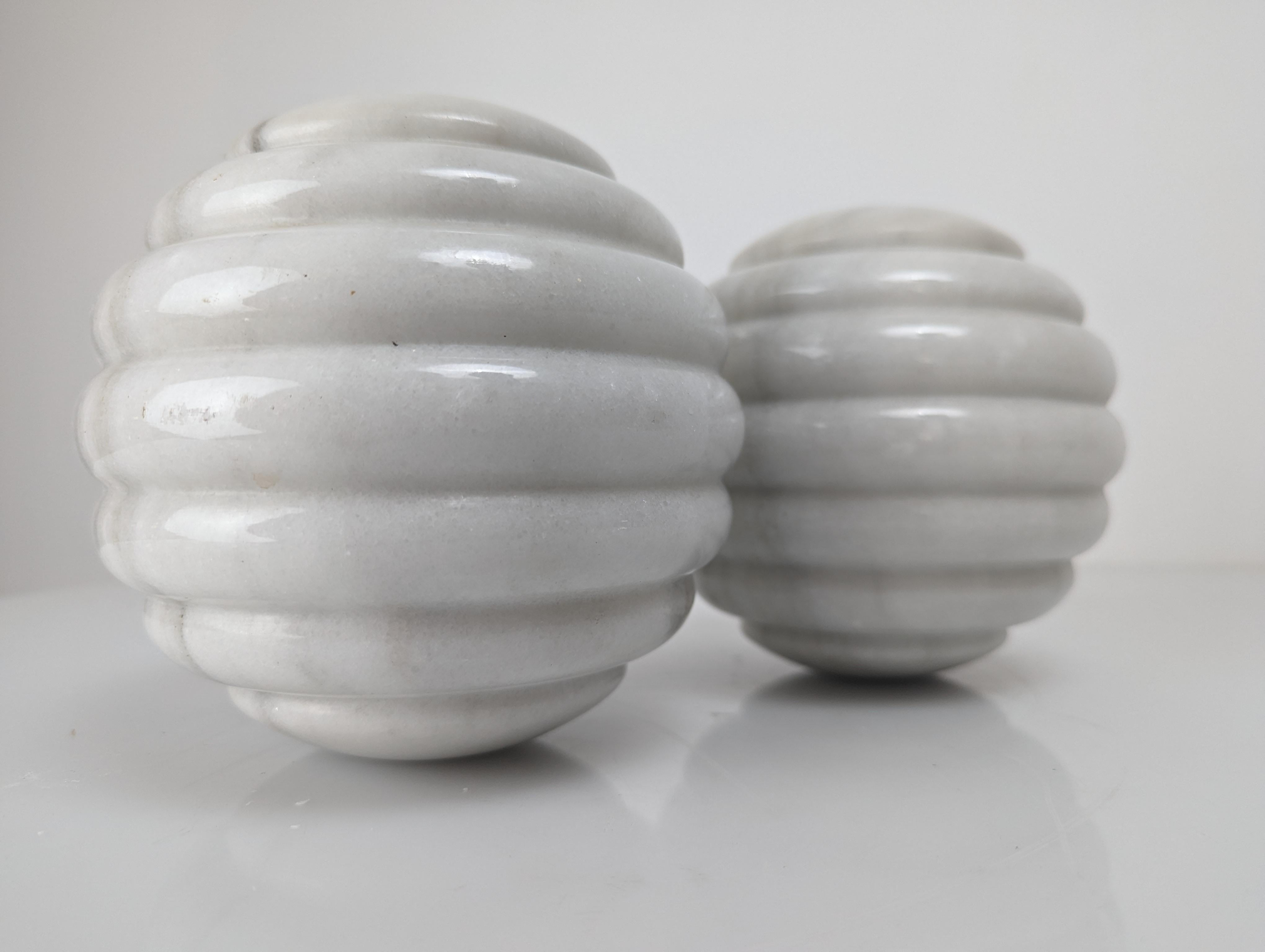 Pair of White Marble Stair Ball Finials In Good Condition In Benalmadena, ES