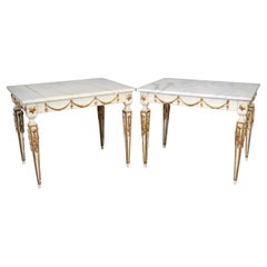 Coppia di tavolini in stile Luigi XVI con piano in marmo bianco e legno dorato dipinto a crema