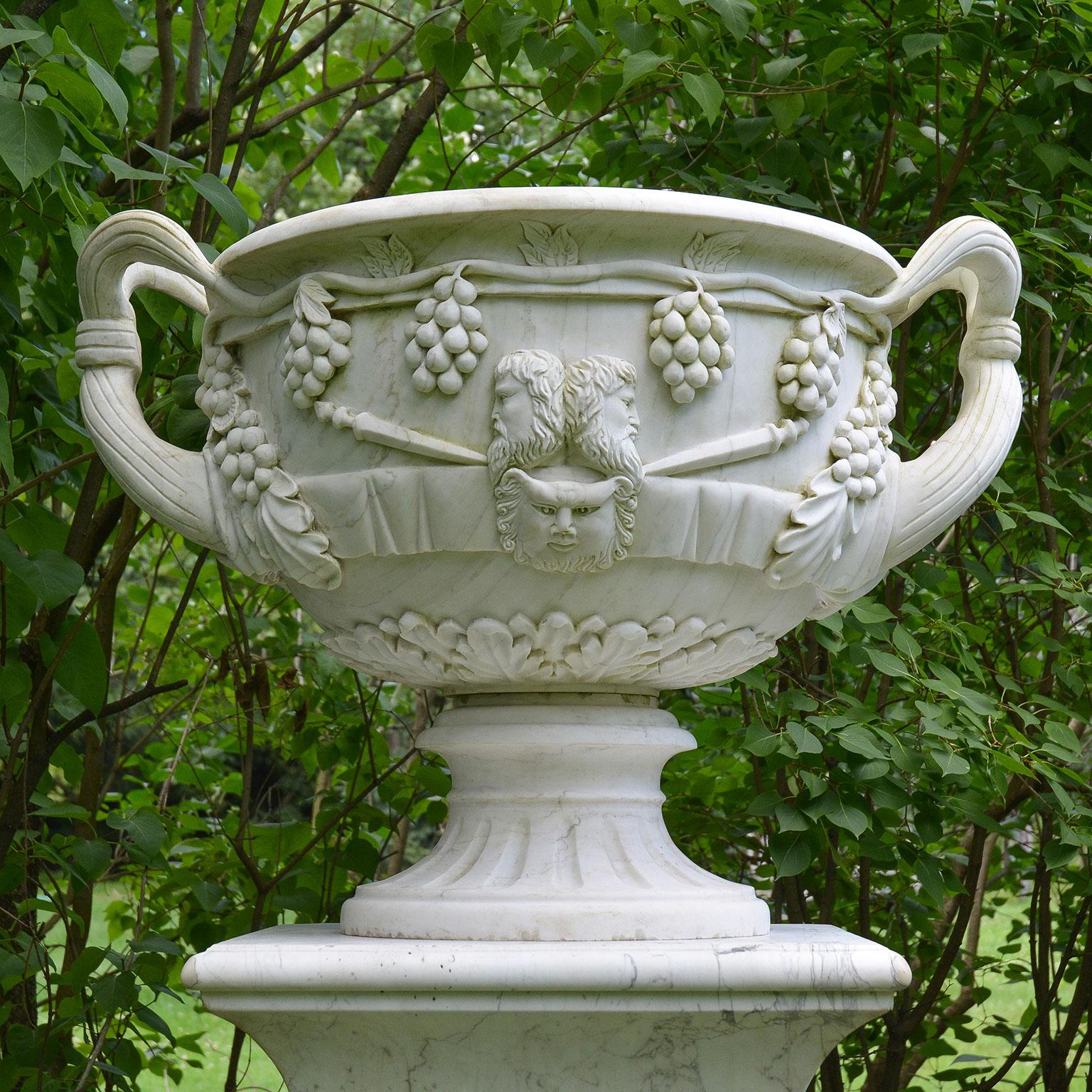 Sculpté Paire d'urnes en marbre blanc sur de grands piédestaux en marbre blanc en vente