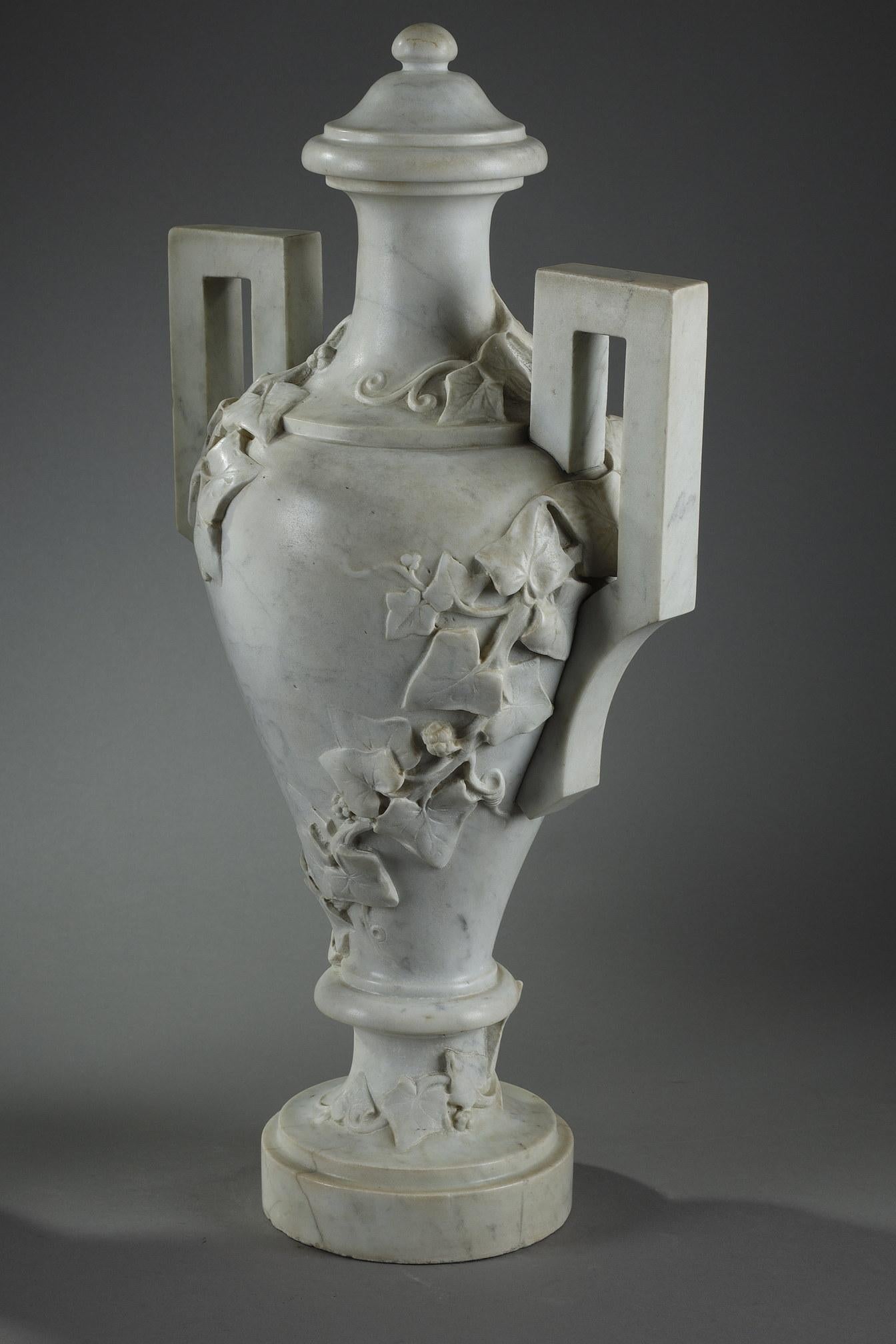 Paar Vasen aus weißem Marmor mit Efeudekor, 19. Jahrhundert im Angebot 3