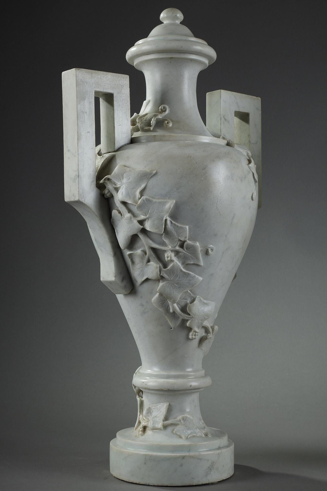Paar Vasen aus weißem Marmor mit Efeudekor, 19. Jahrhundert im Angebot 4