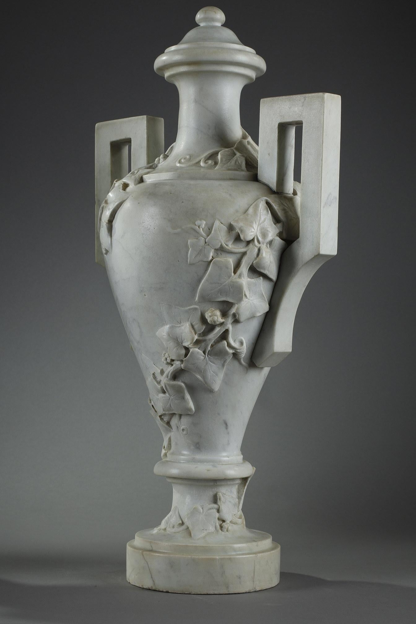 Paar Vasen aus weißem Marmor mit Efeudekor, 19. Jahrhundert im Angebot 5