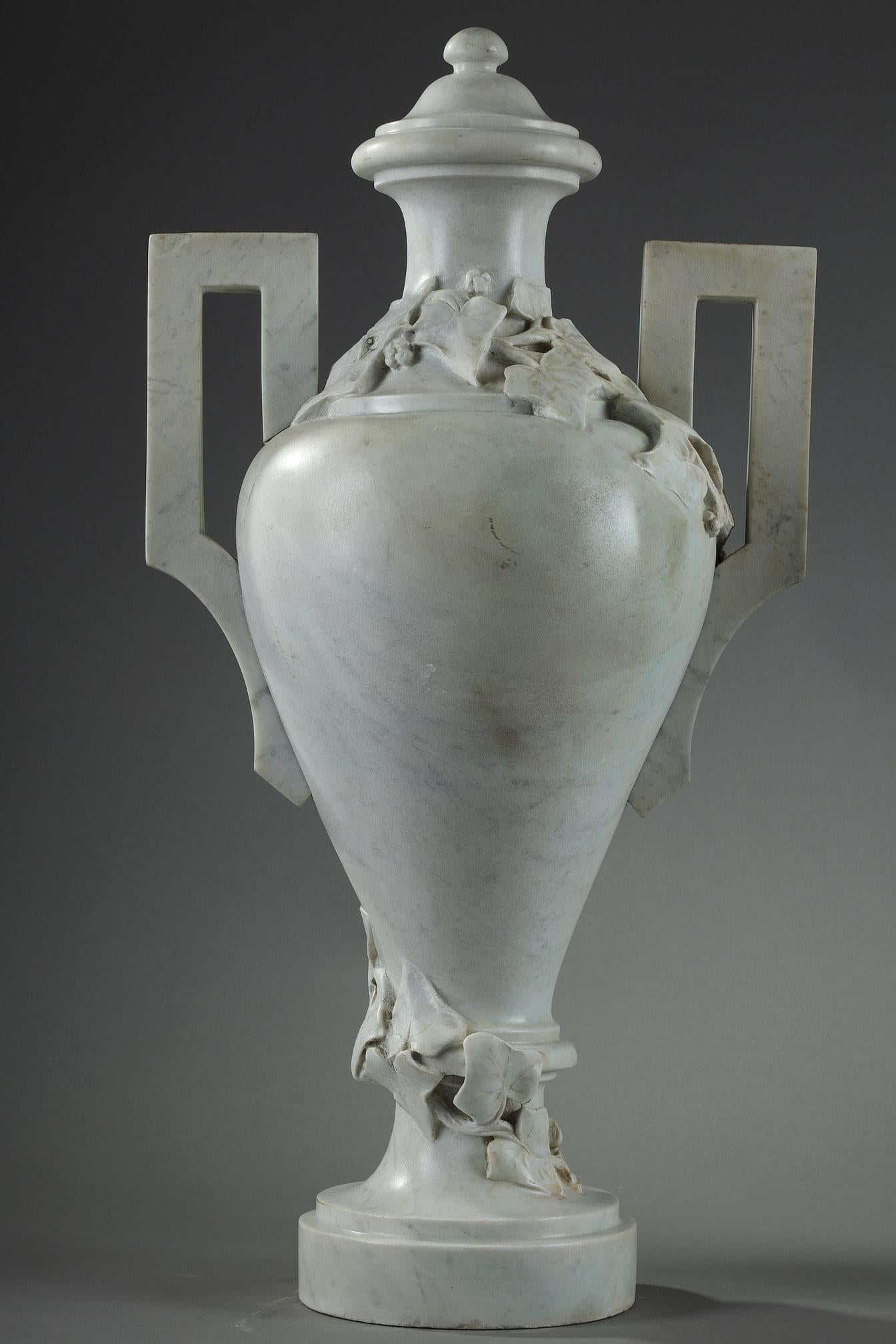 Pair of White Marble Vases with Ivy Decoration, 19th Century For Sale 6