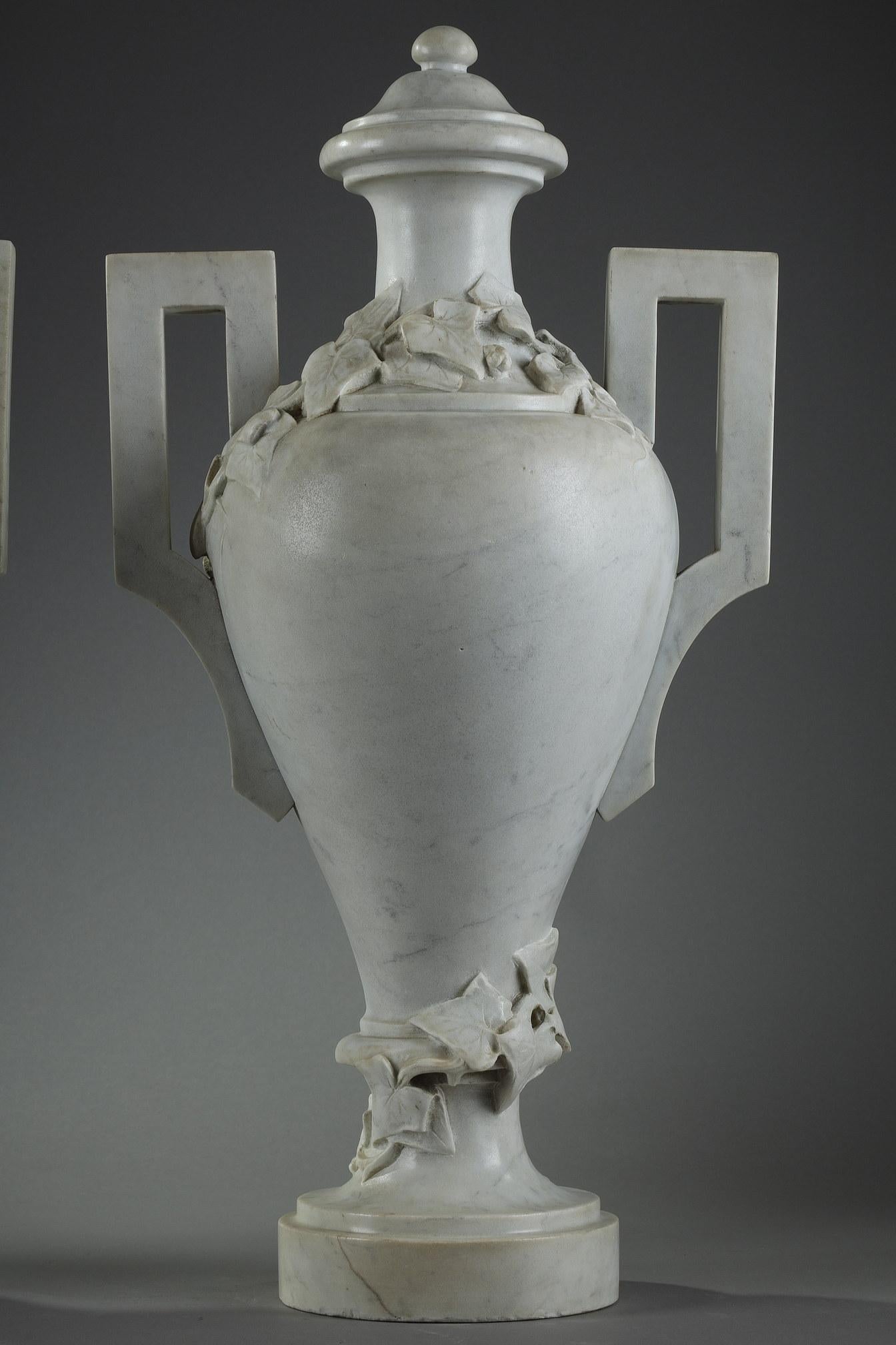 Pair of White Marble Vases with Ivy Decoration, 19th Century For Sale 7