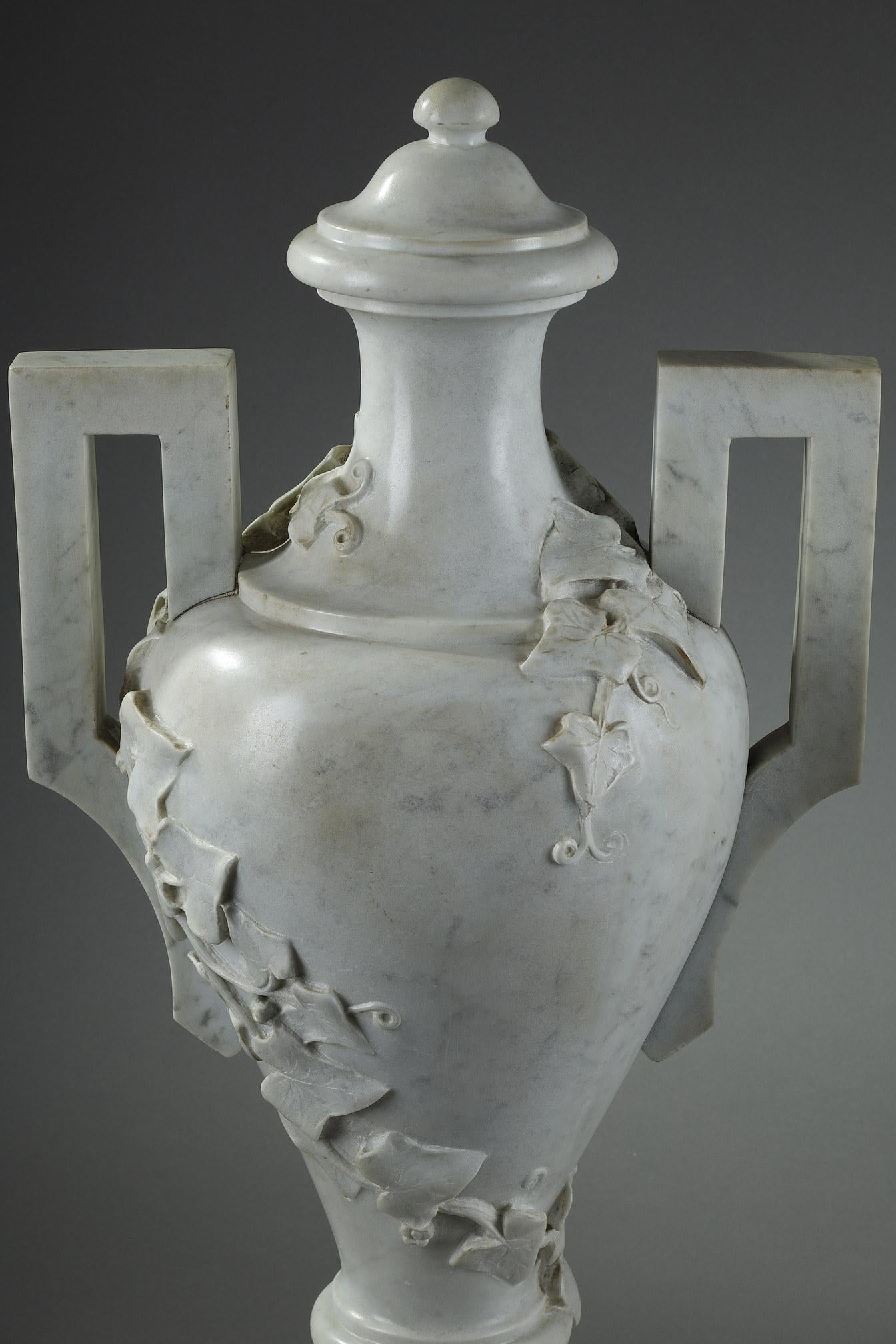 Pair of White Marble Vases with Ivy Decoration, 19th Century For Sale 8