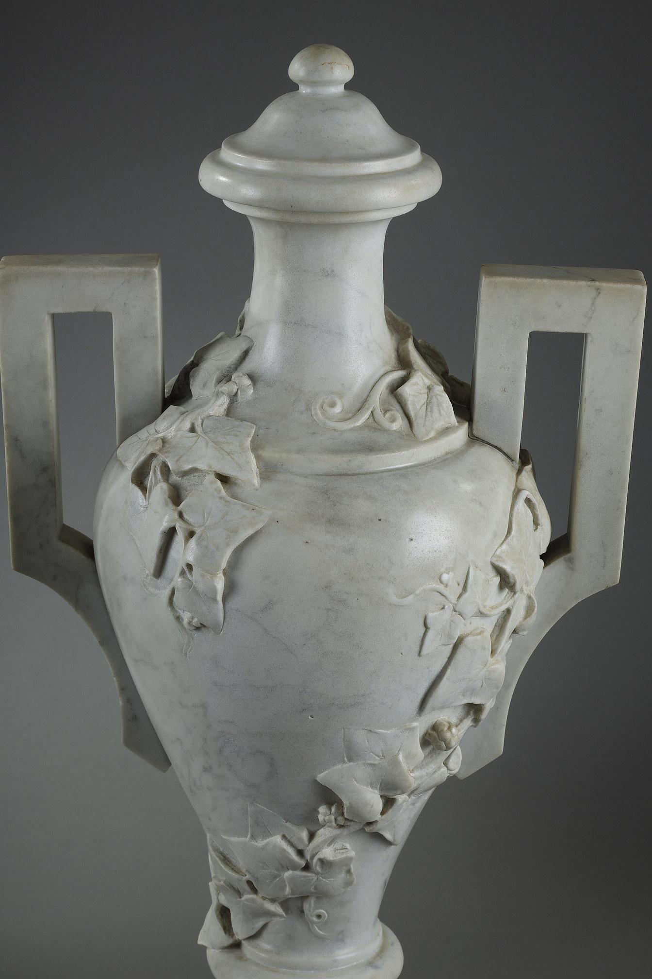 Pair of White Marble Vases with Ivy Decoration, 19th Century For Sale 9