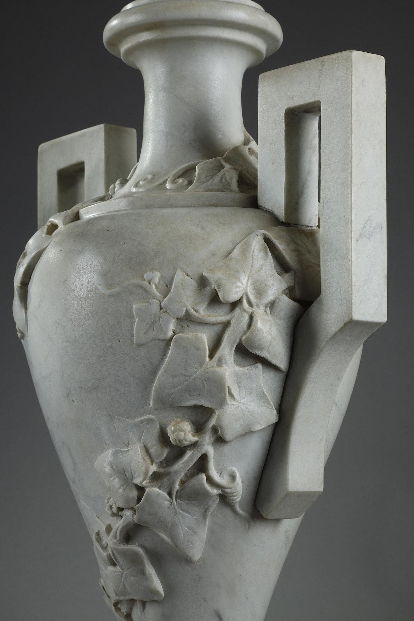 Paar Vasen aus weißem Marmor mit Efeudekor, 19. Jahrhundert im Angebot 10