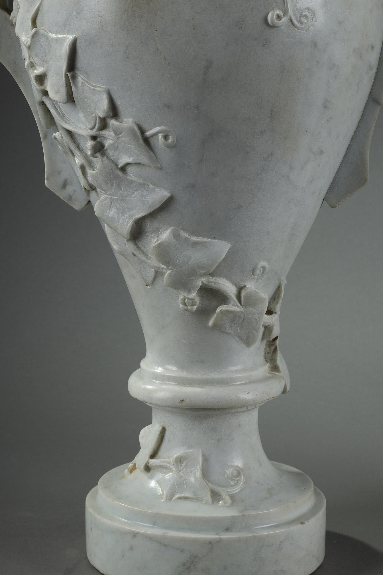 Pair of White Marble Vases with Ivy Decoration, 19th Century For Sale 11