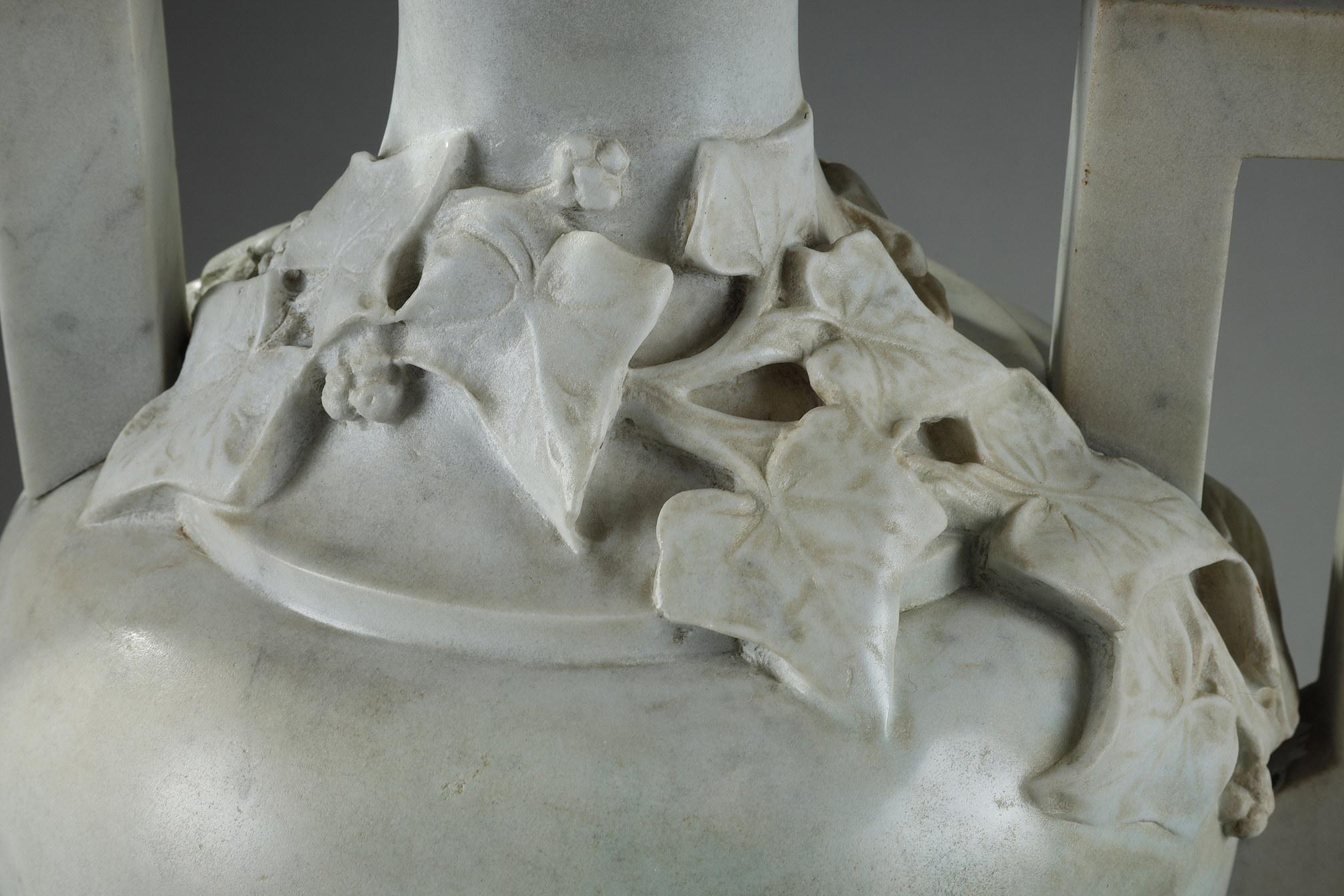 Paire de vases en marbre blanc avec décoration en lierre, 19ème siècle en vente 11