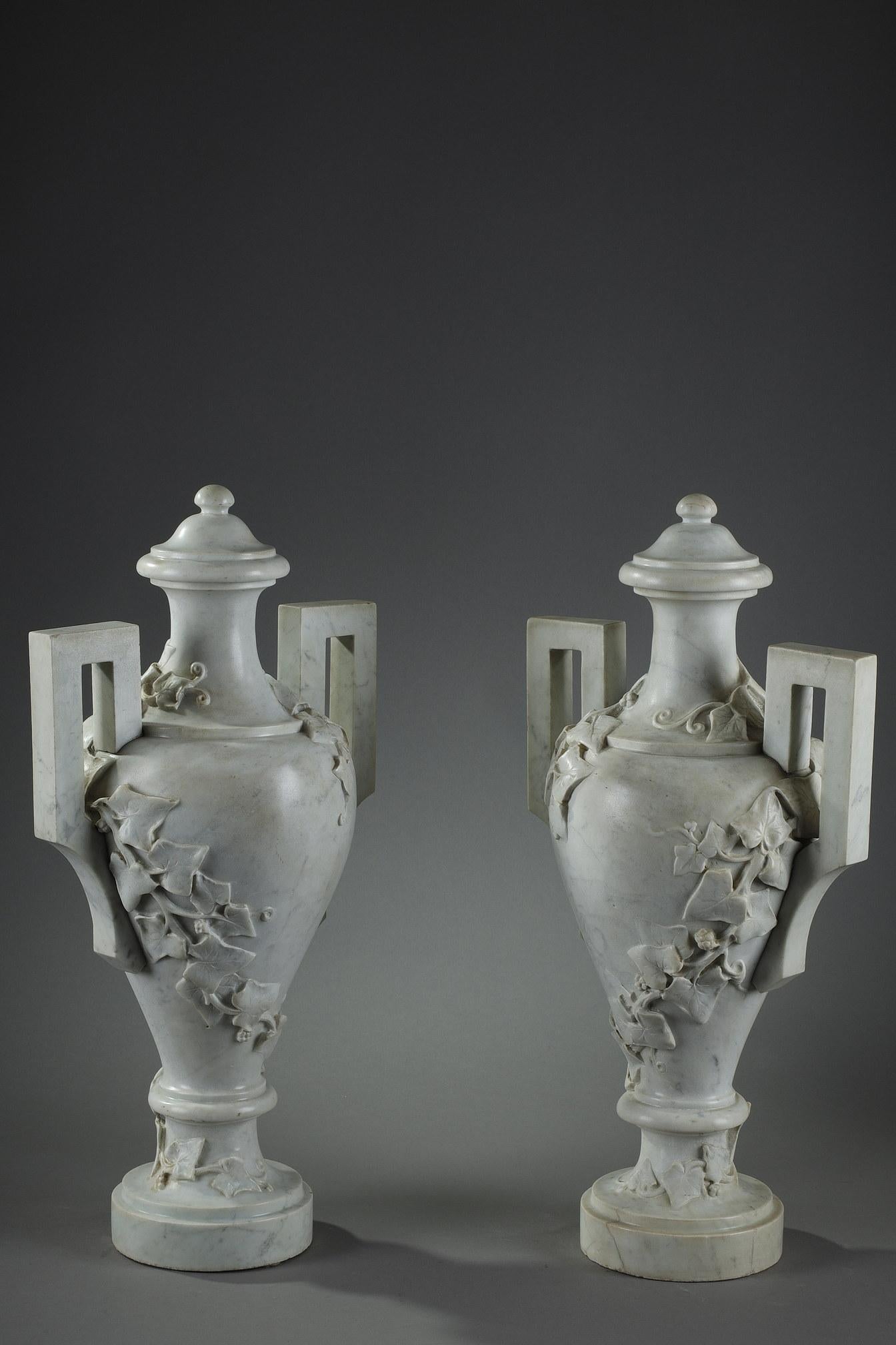 Greek Revival Pair of White Marble Vases with Ivy Decoration, 19th Century For Sale