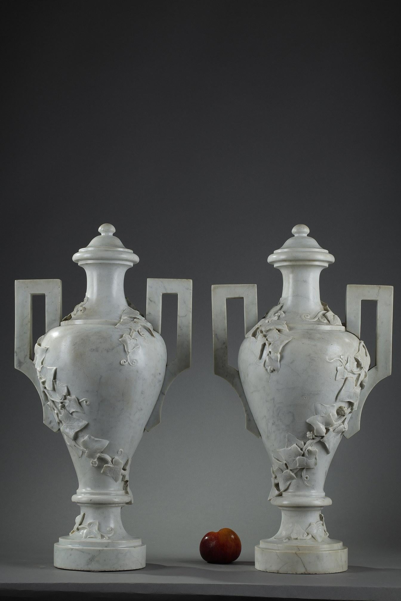 French Pair of White Marble Vases with Ivy Decoration, 19th Century For Sale