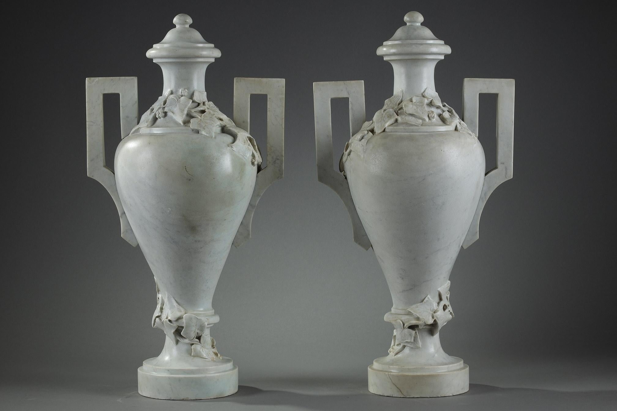 Pair of White Marble Vases with Ivy Decoration, 19th Century In Good Condition For Sale In Paris, FR